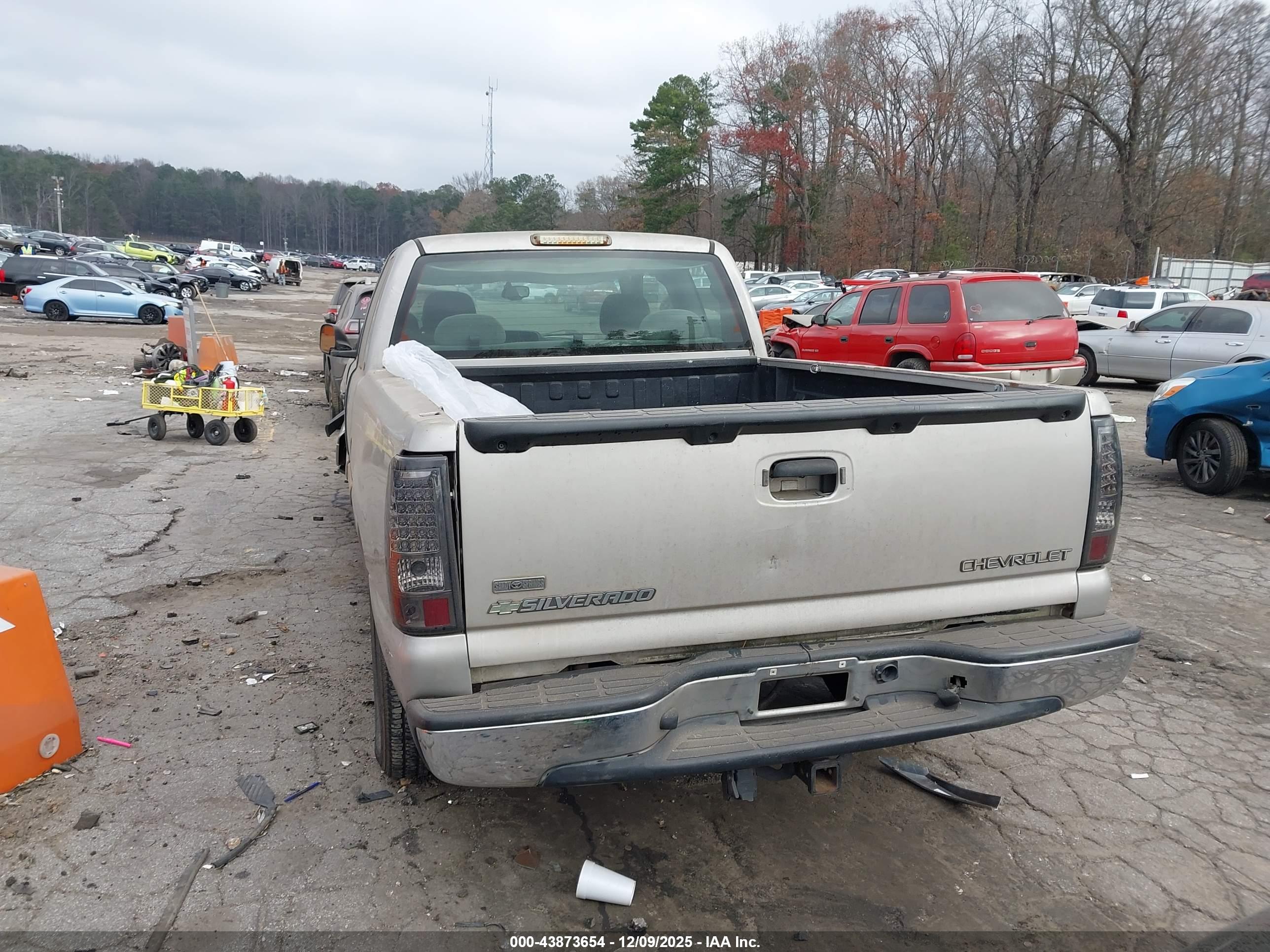 CHEVROLET SILVERADO image 3