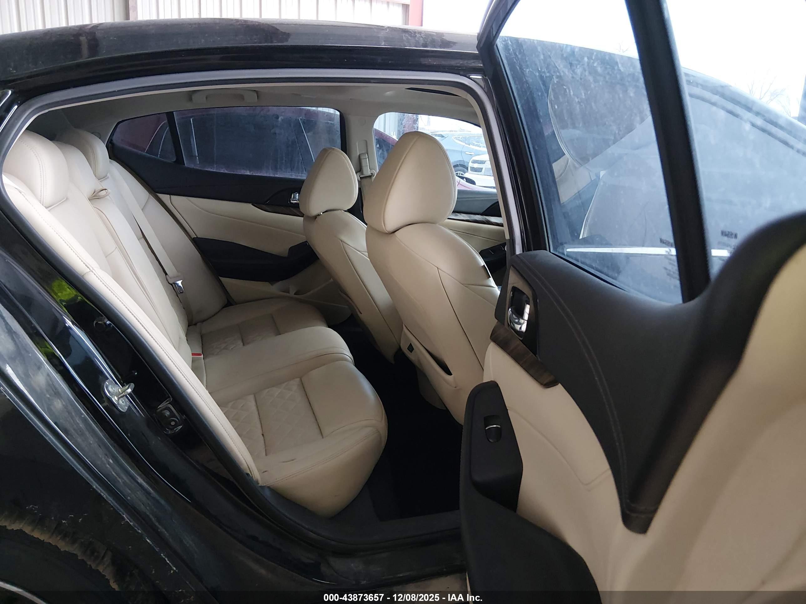 NISSAN MAXIMA image 8