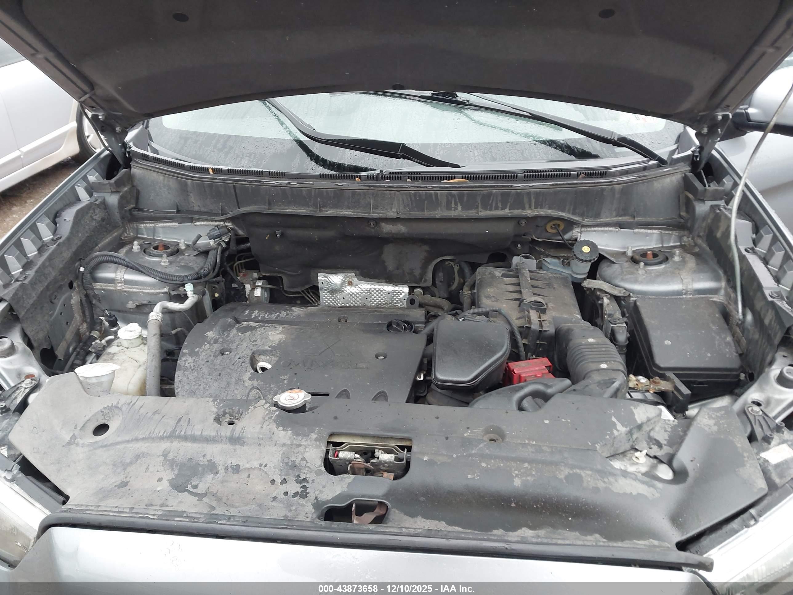MITSUBISHI OUTLANDER image 10