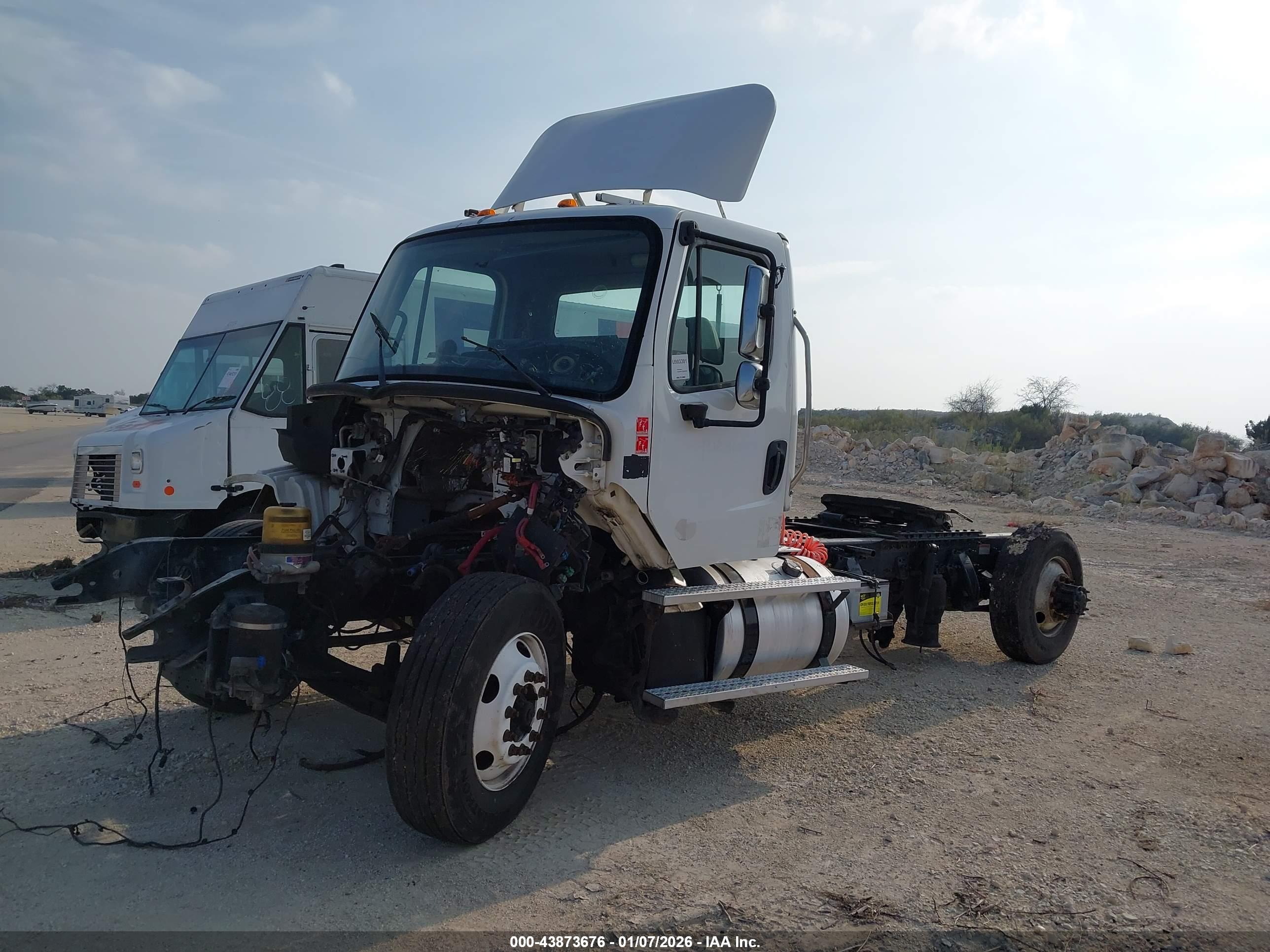 FREIGHTLINER M2 image 2