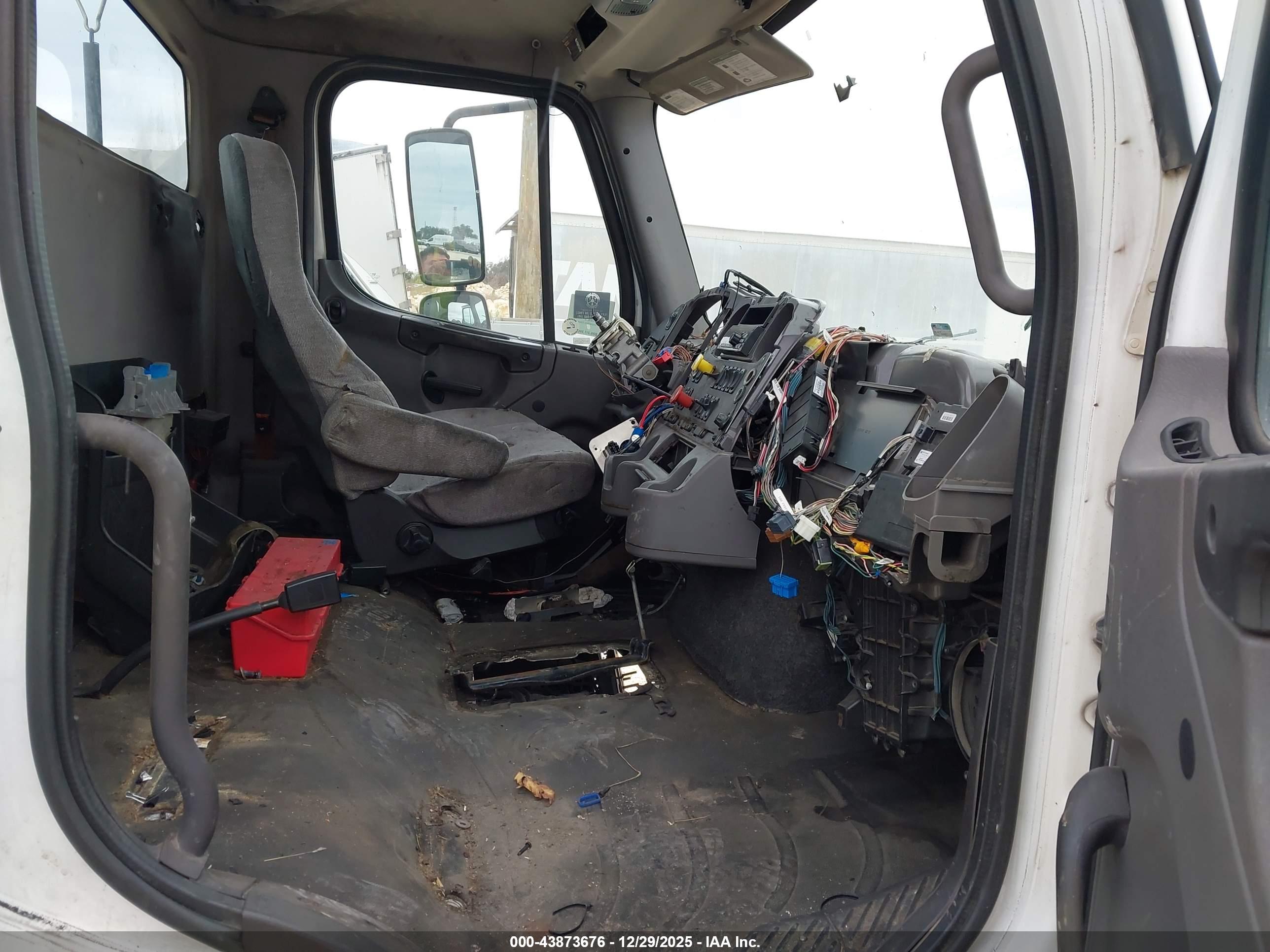 FREIGHTLINER M2 image 7