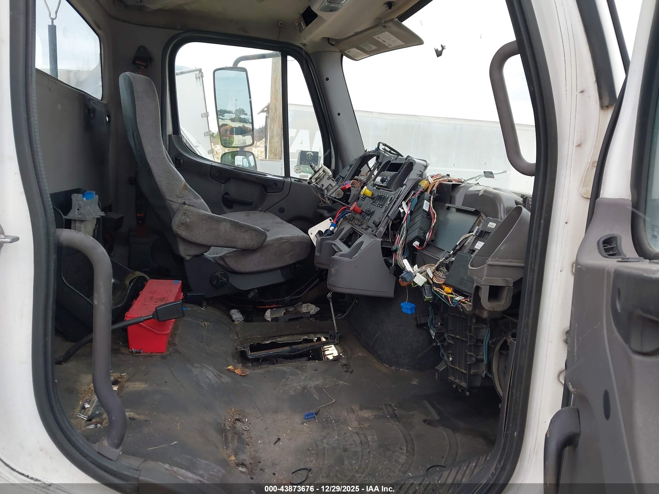 FREIGHTLINER M2 image 8