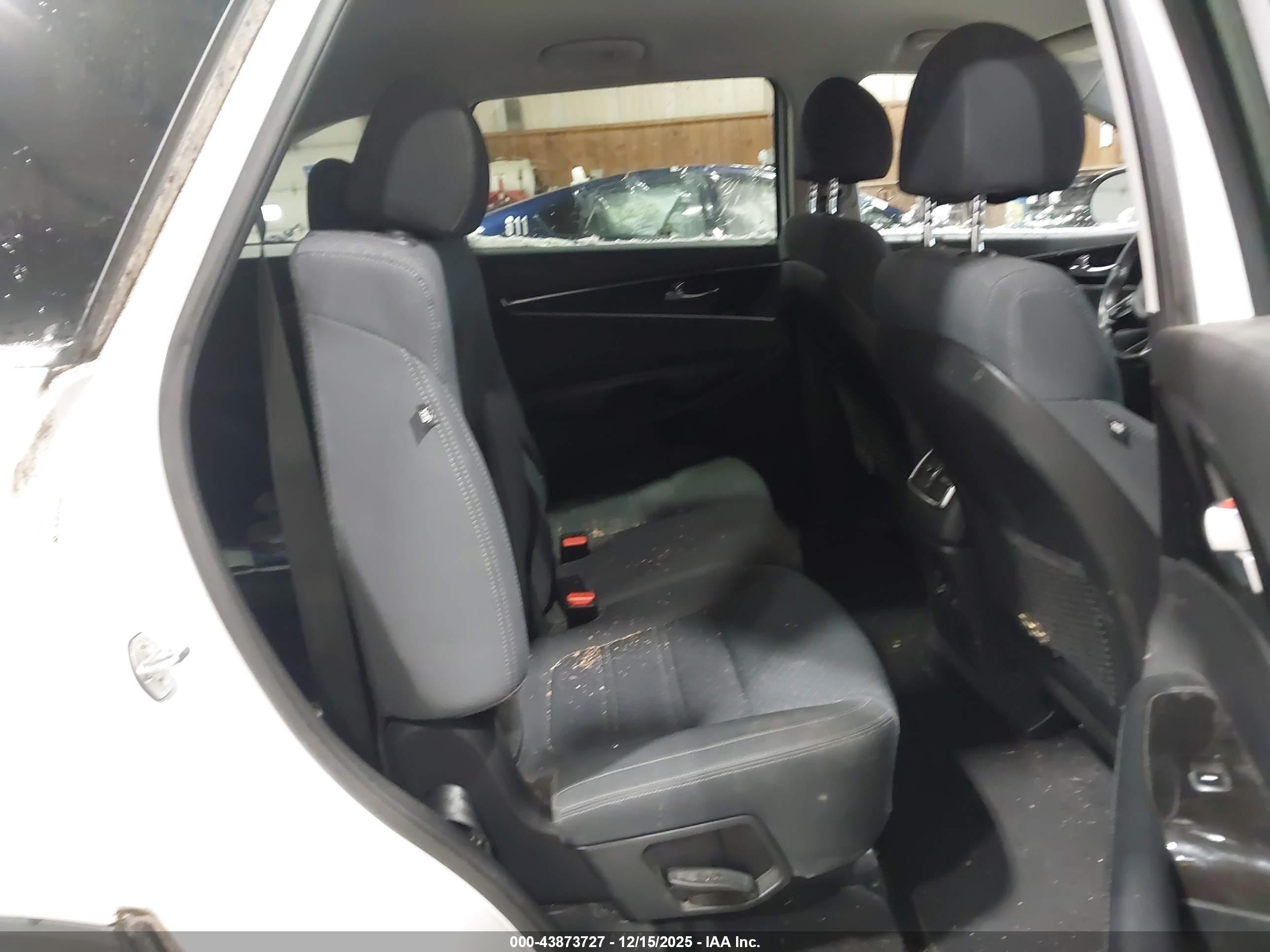 KIA SORENTO image 8