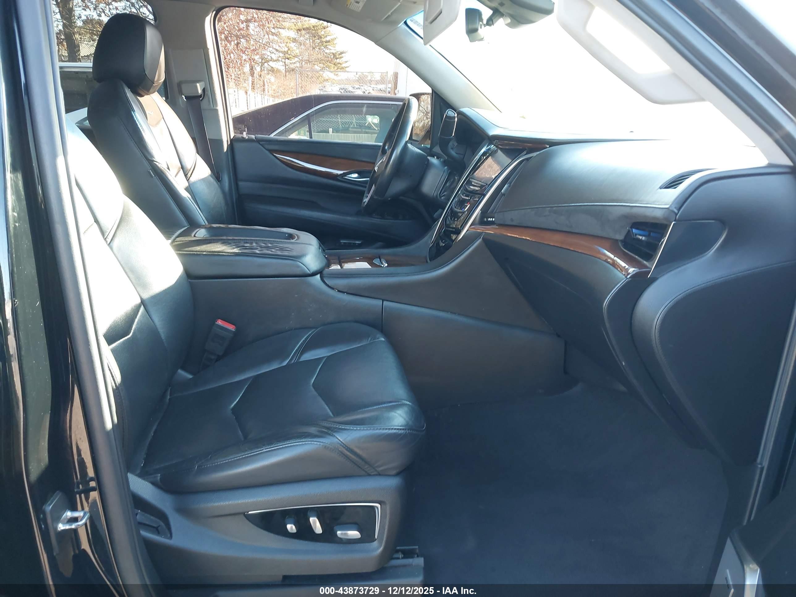 CADILLAC ESCALADE image 5