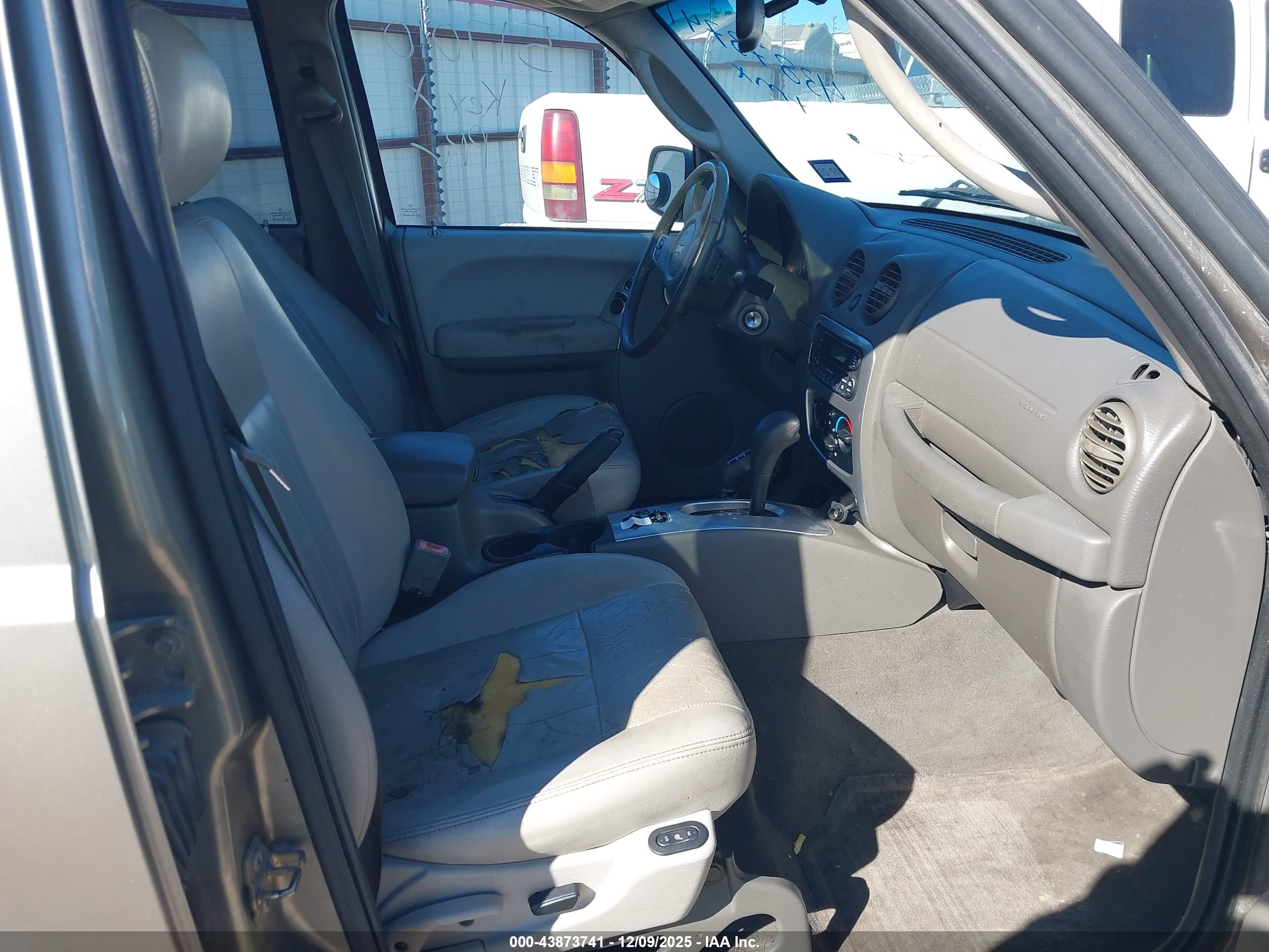 JEEP LIBERTY image 5