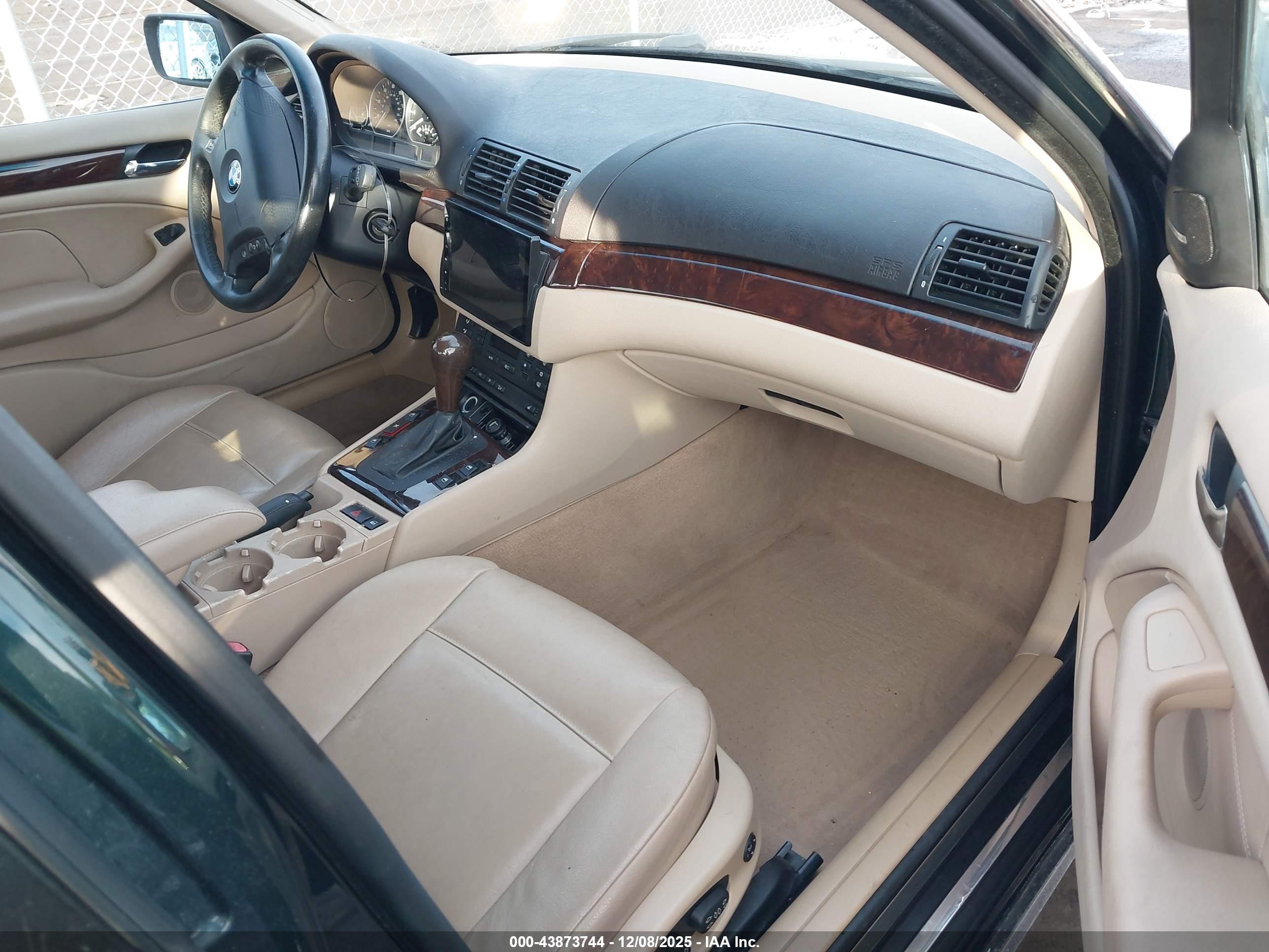 BMW 330XI image 5