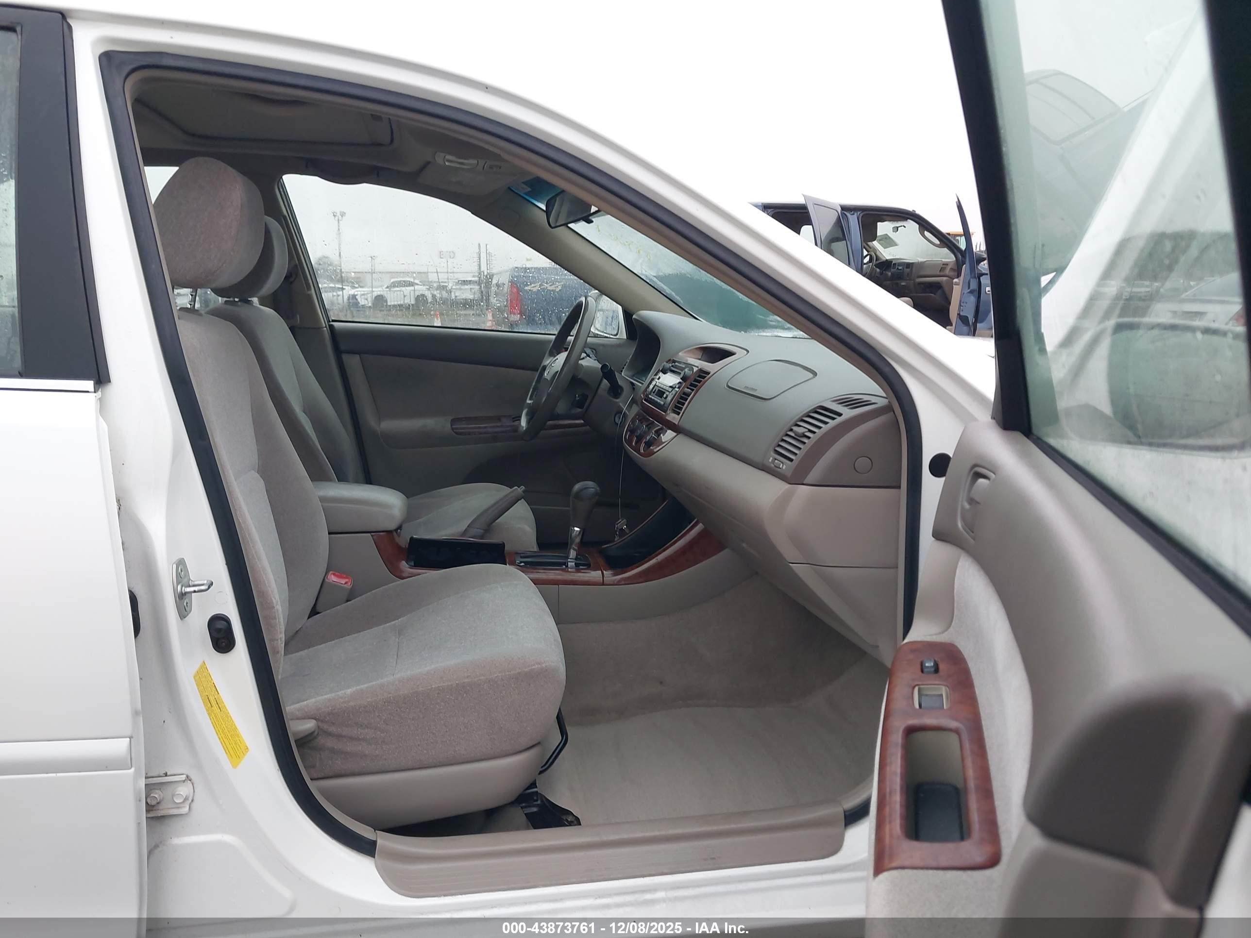 TOYOTA CAMRY image 5