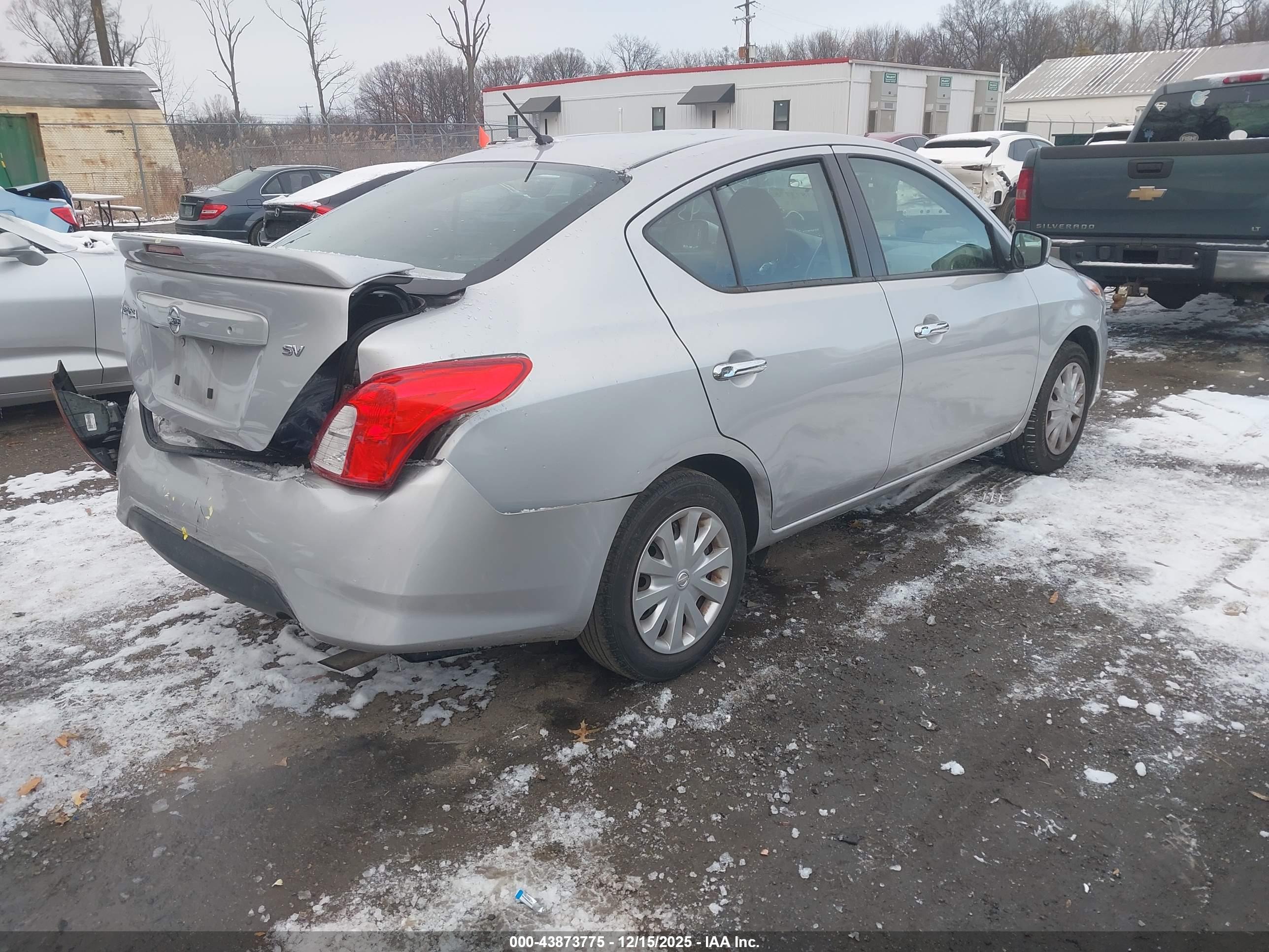 NISSAN VERSA image 4