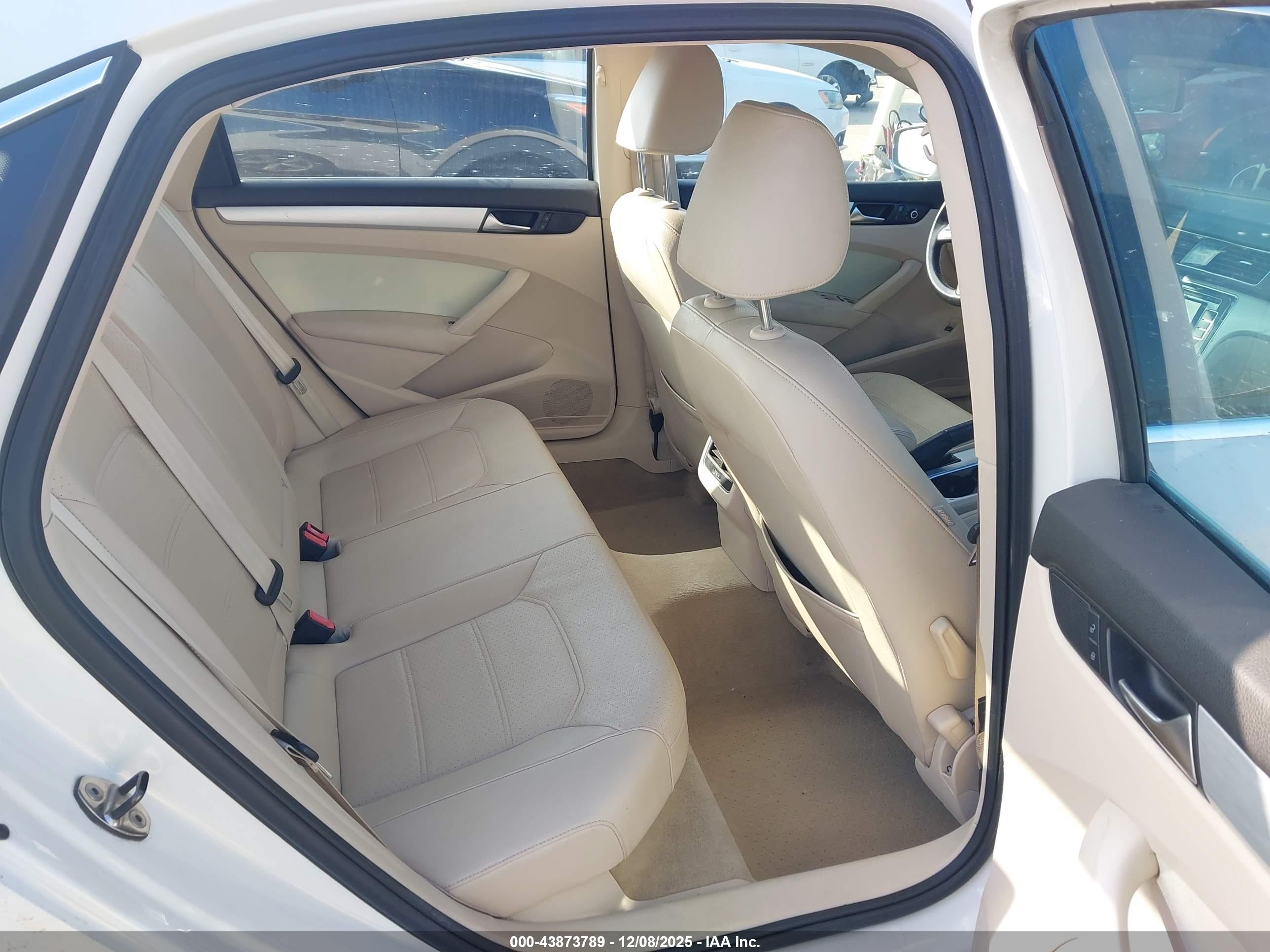 VOLKSWAGEN PASSAT image 8