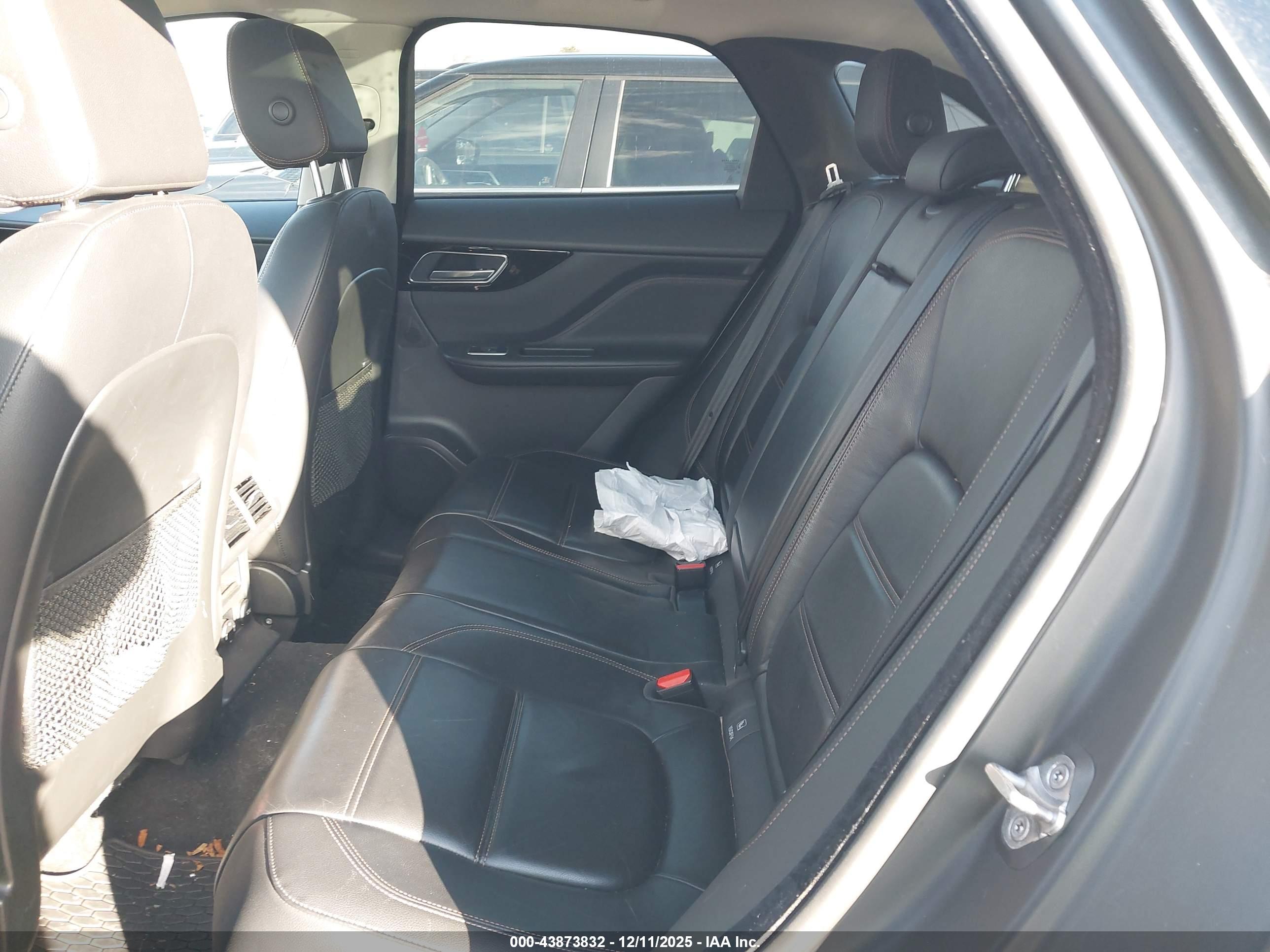 JAGUAR F-PACE image 8