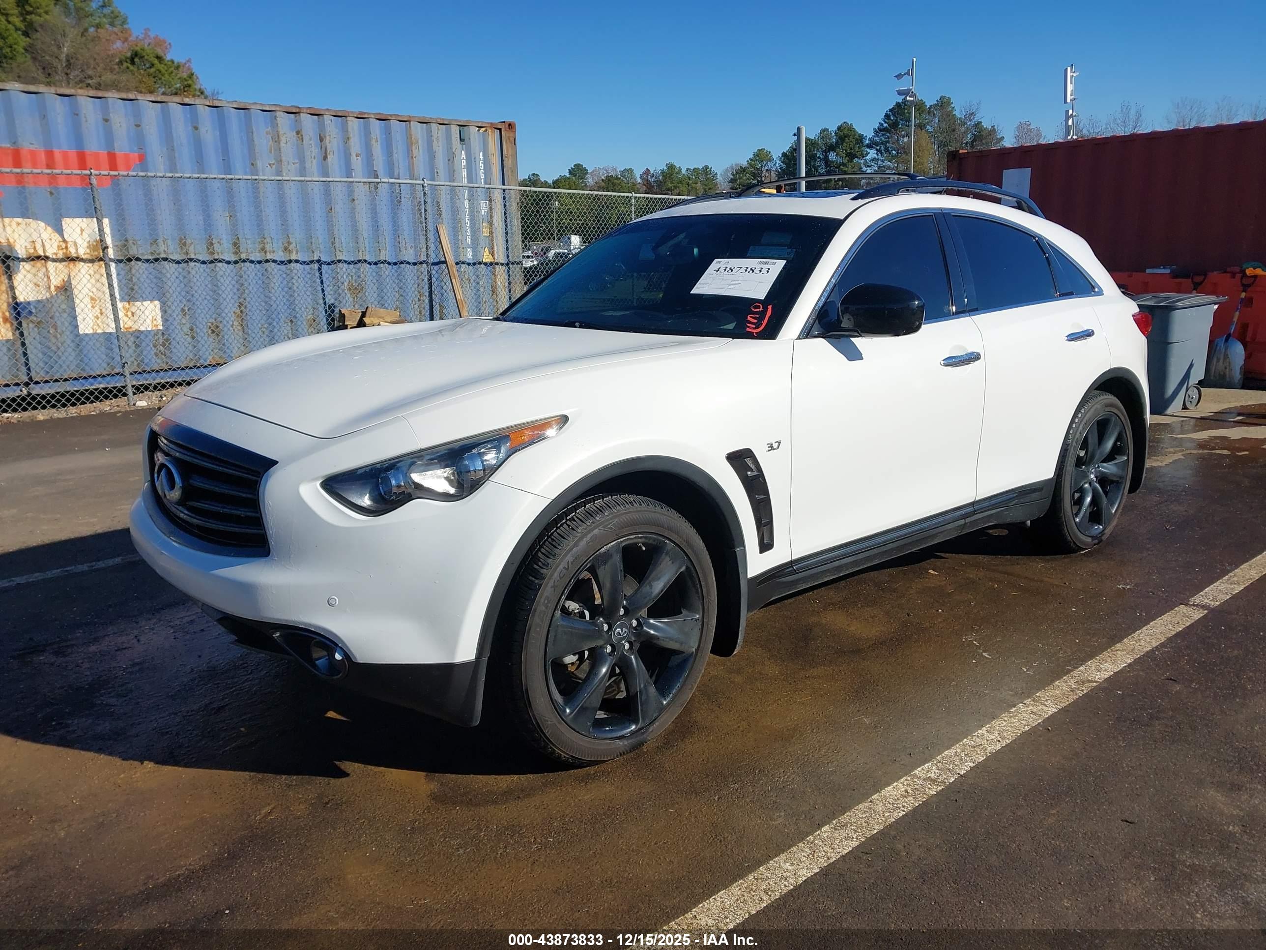 INFINITI QX70 image 2