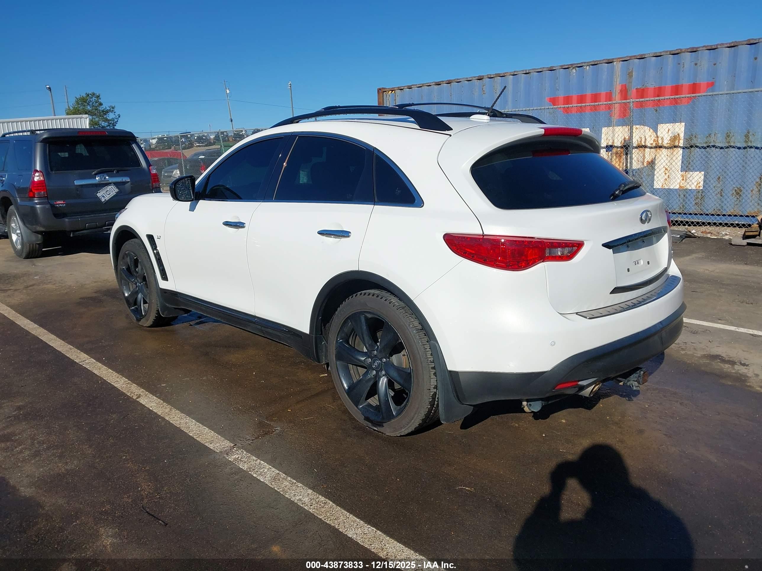 INFINITI QX70 image 3