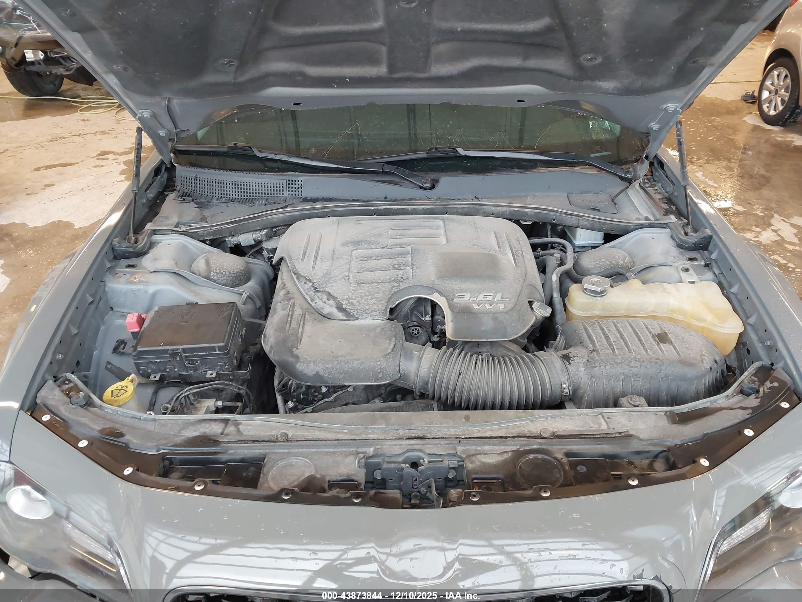 CHRYSLER 300 image 10