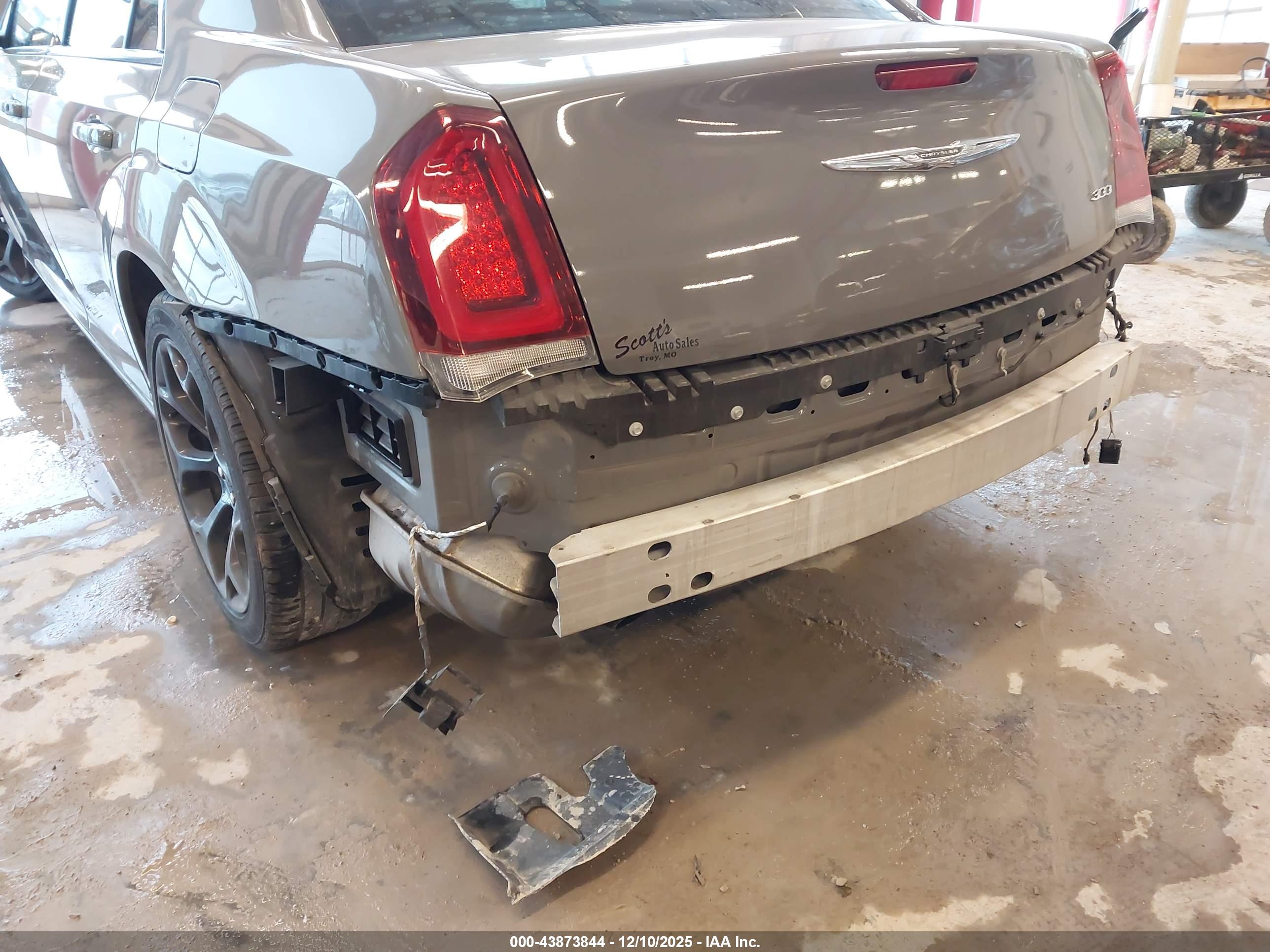 CHRYSLER 300 image 6