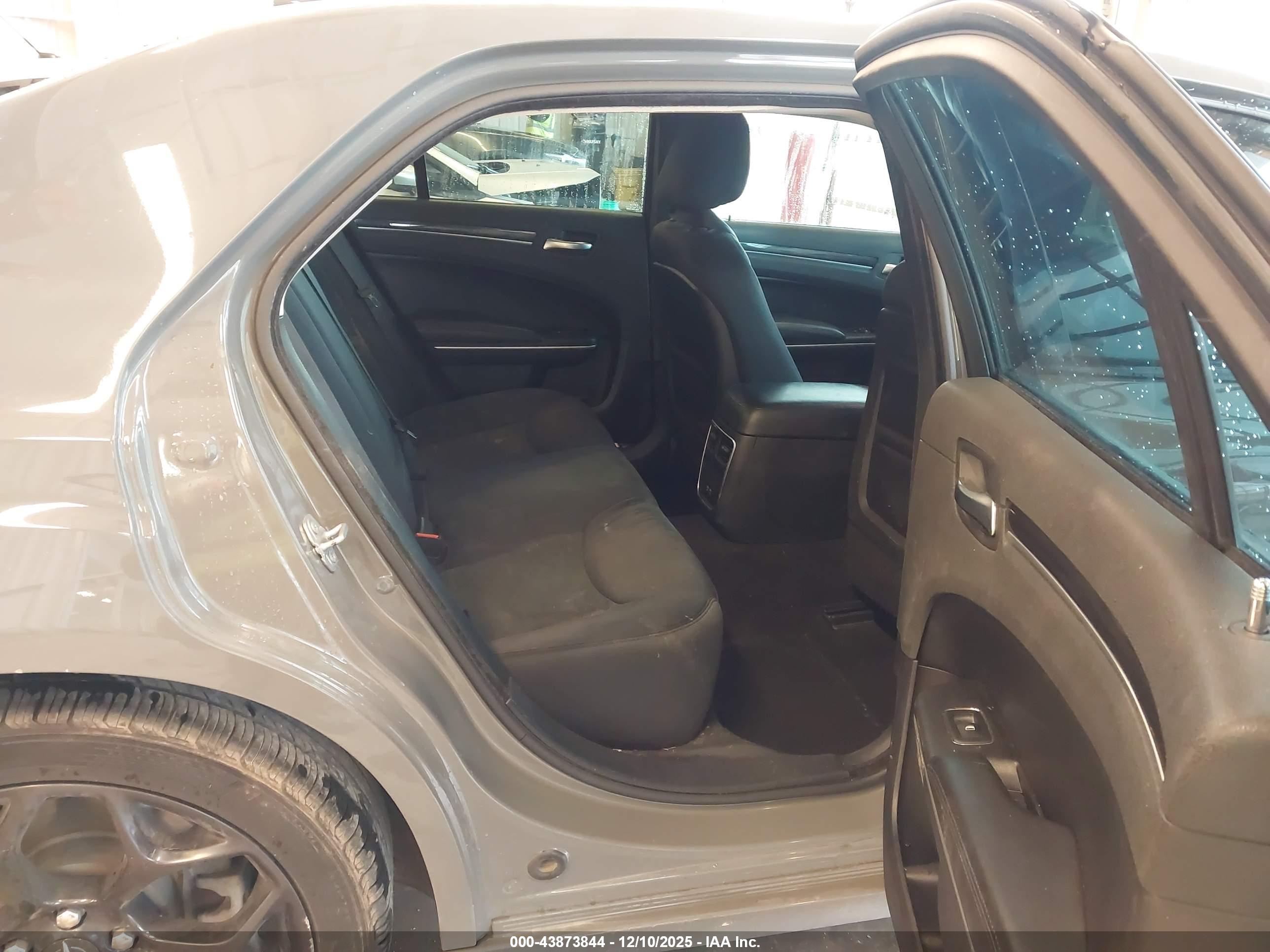 CHRYSLER 300 image 8