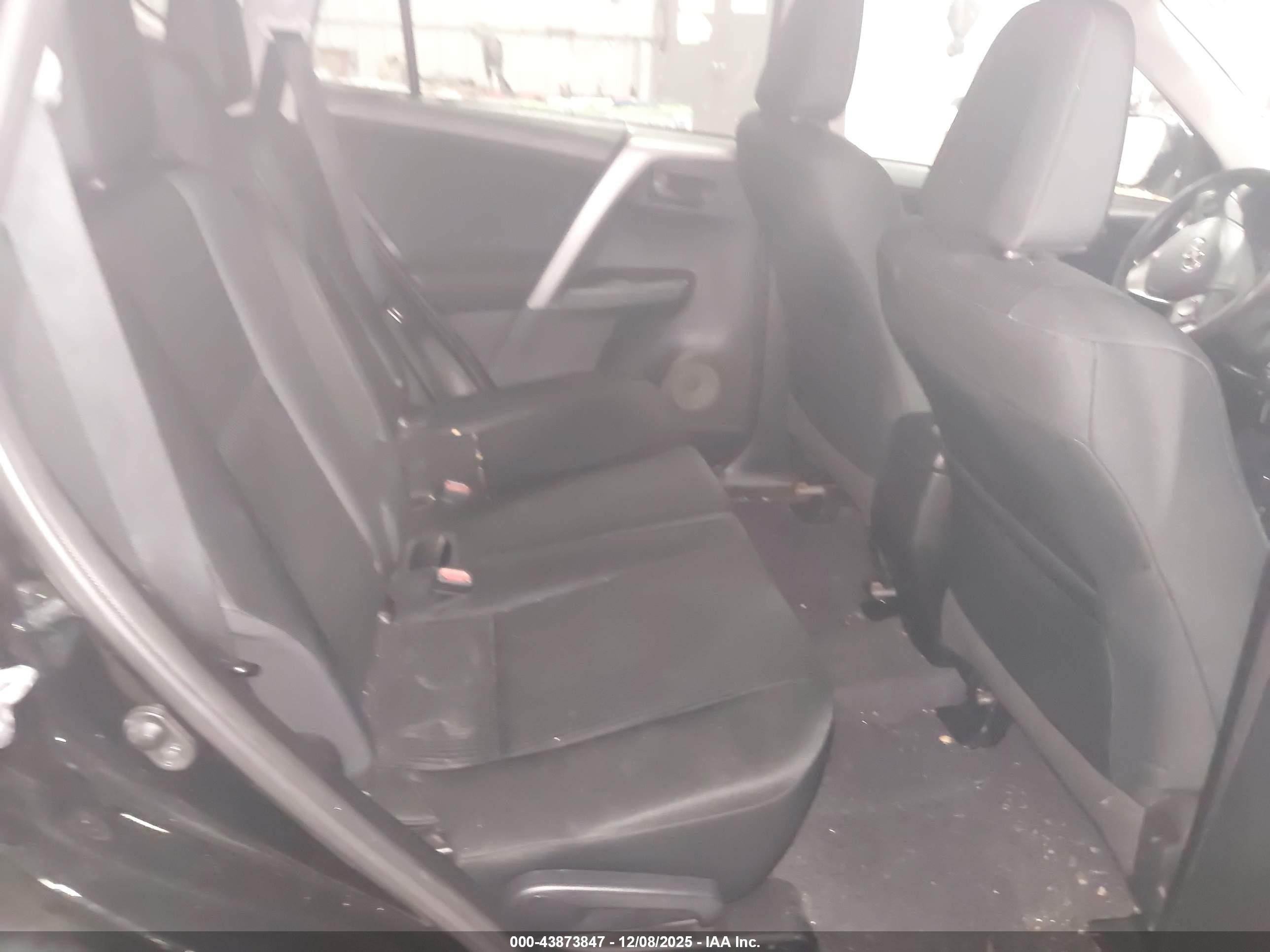TOYOTA RAV4 image 8