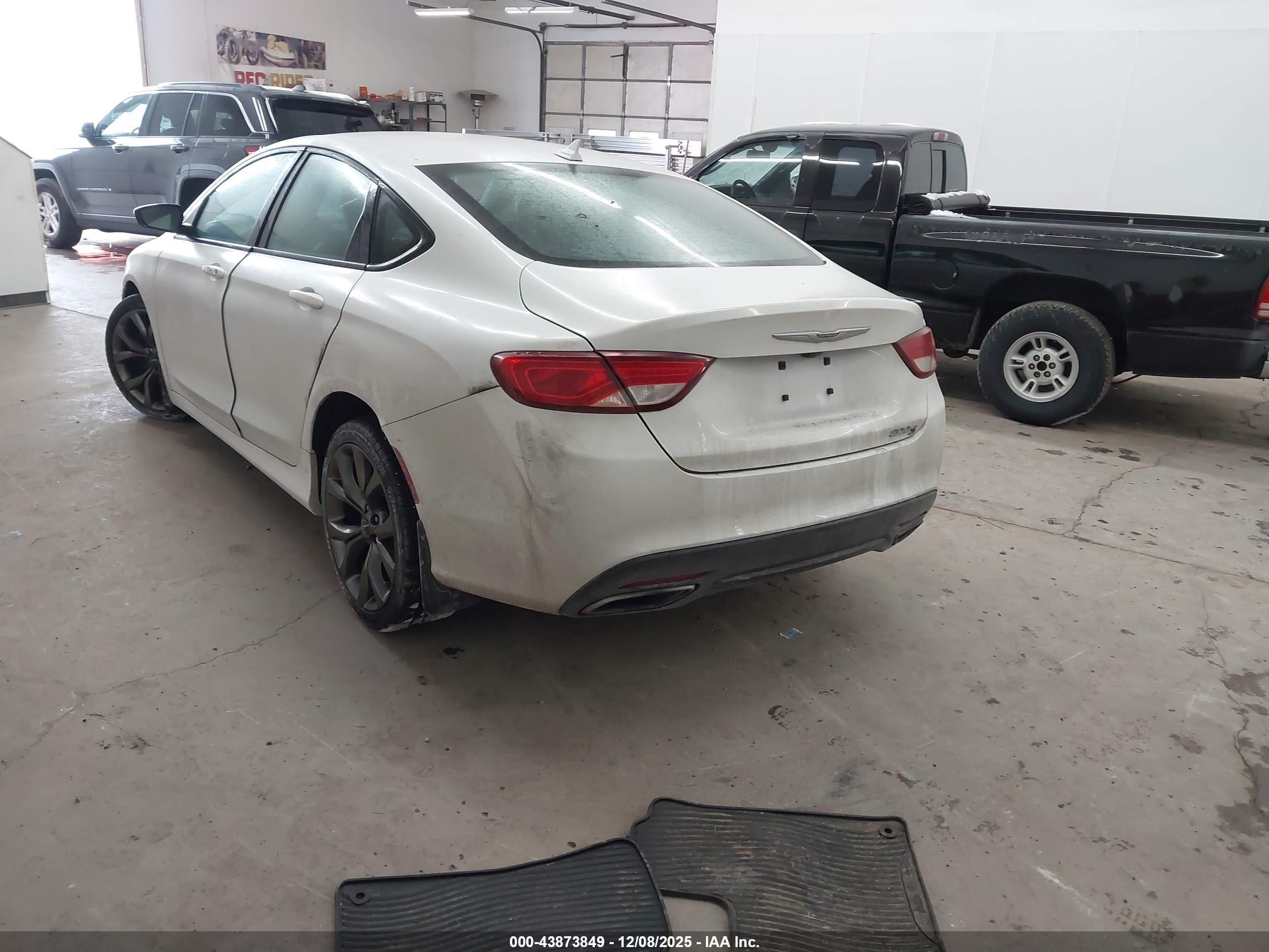 CHRYSLER 200 image 3