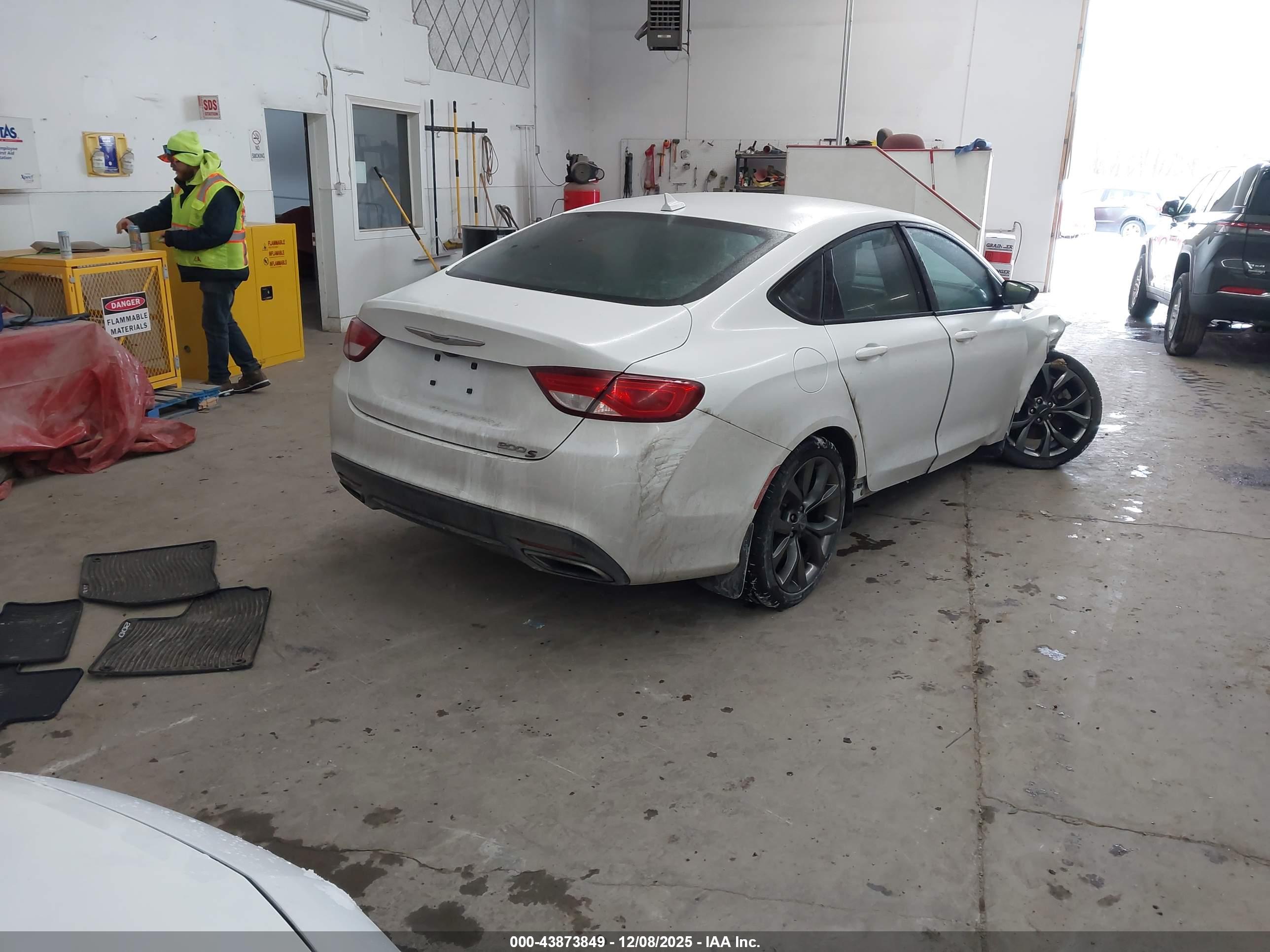 CHRYSLER 200 image 4