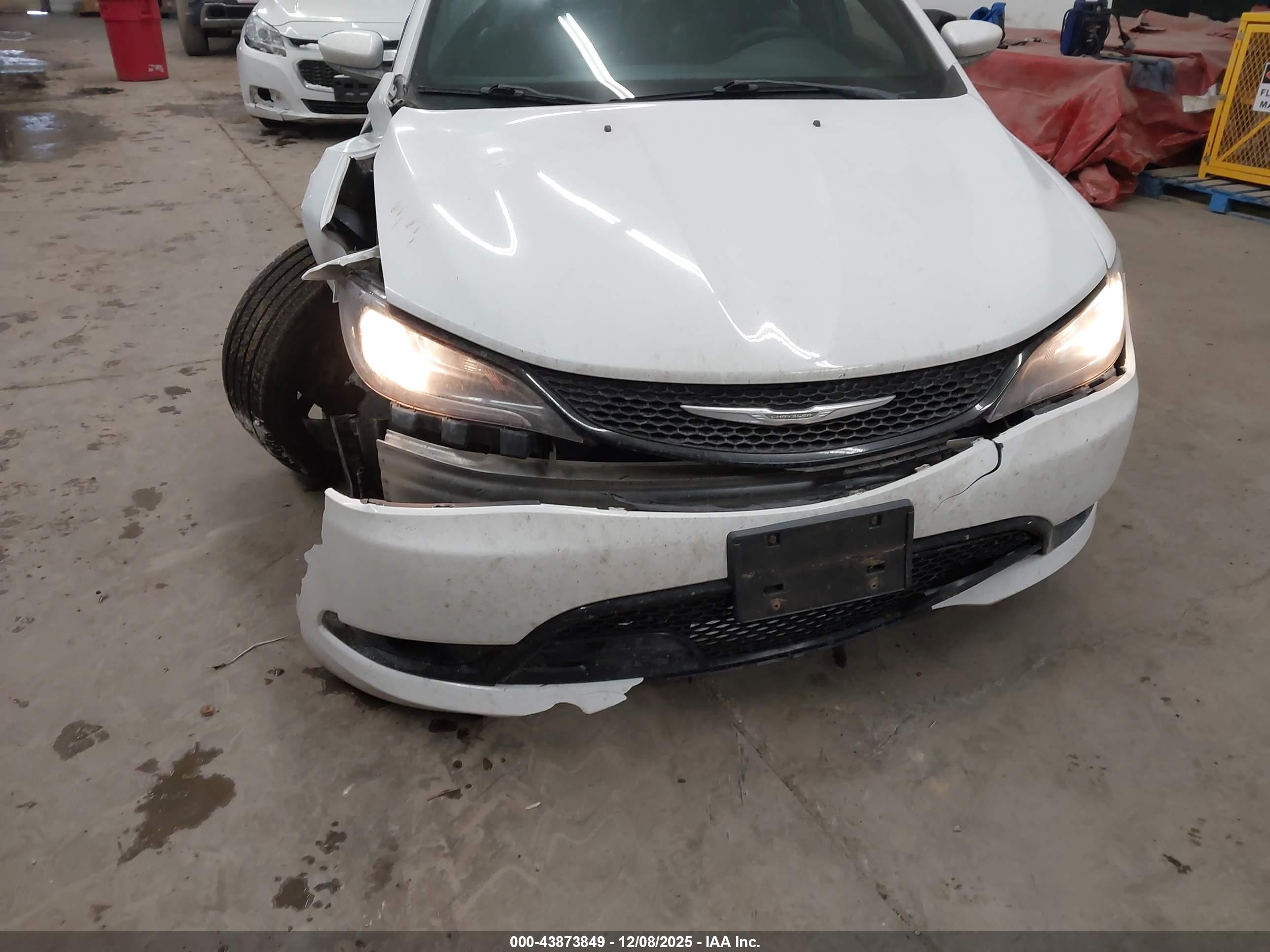 CHRYSLER 200 image 6