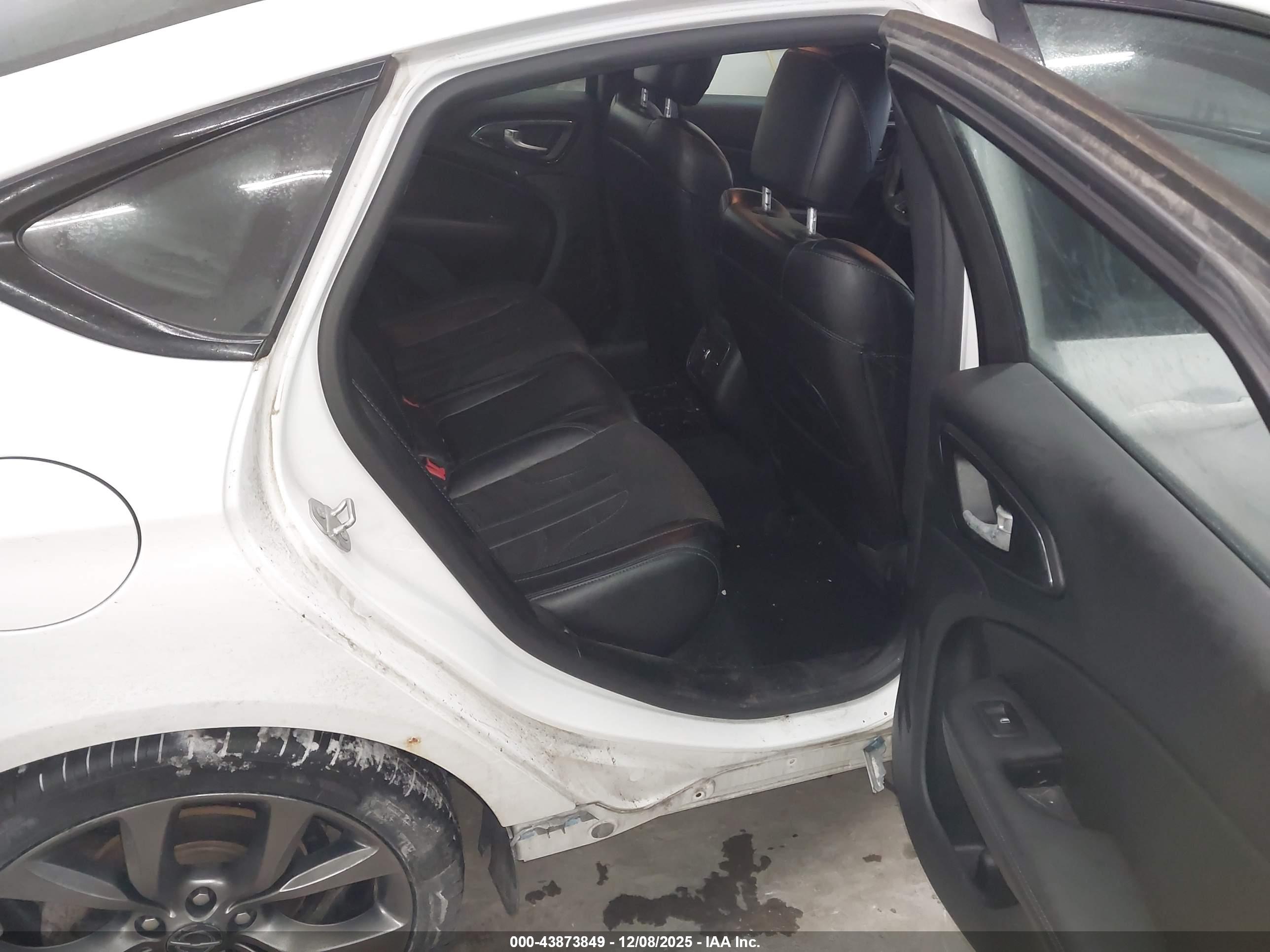 CHRYSLER 200 image 8