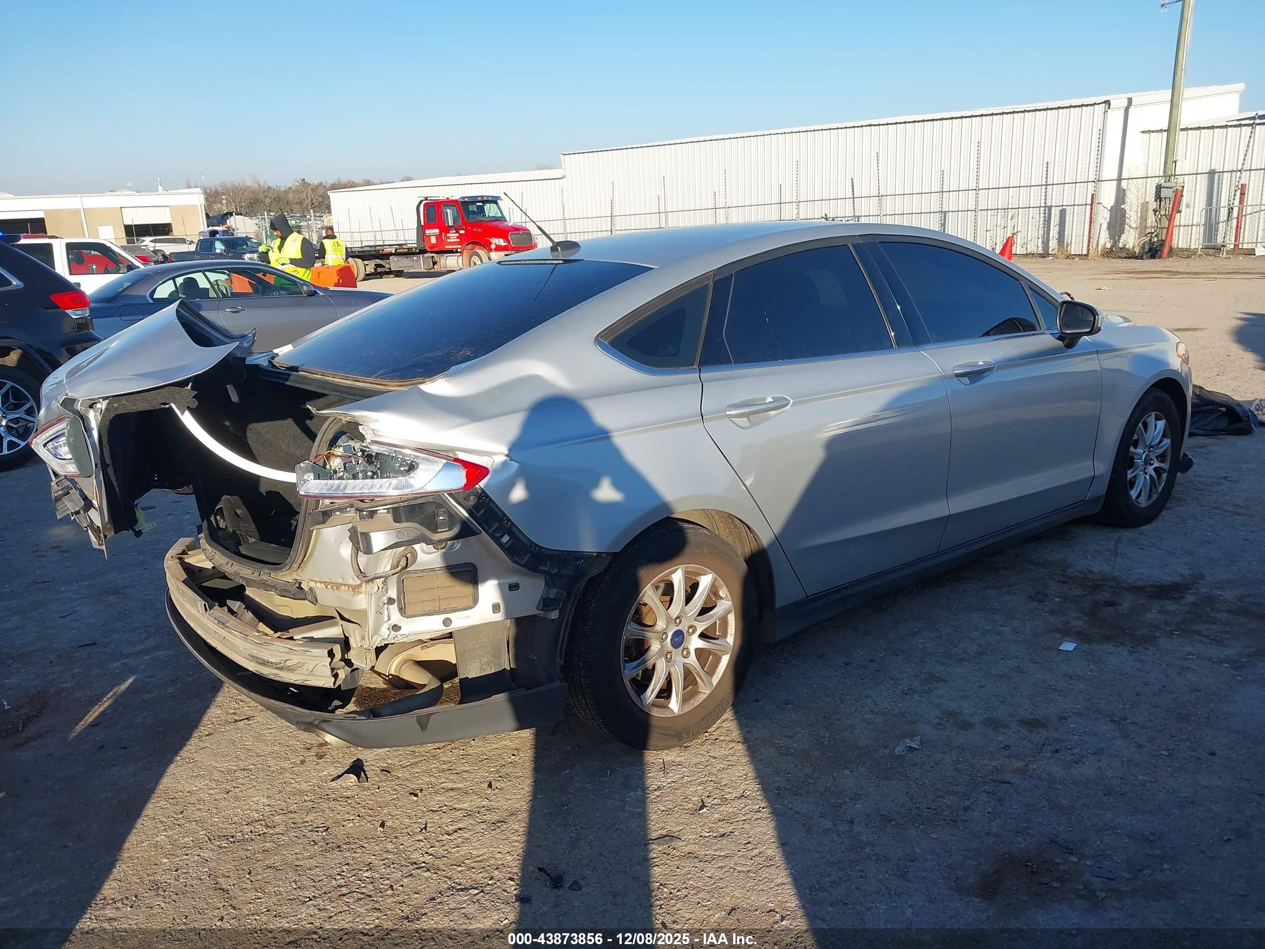 FORD FUSION image 4