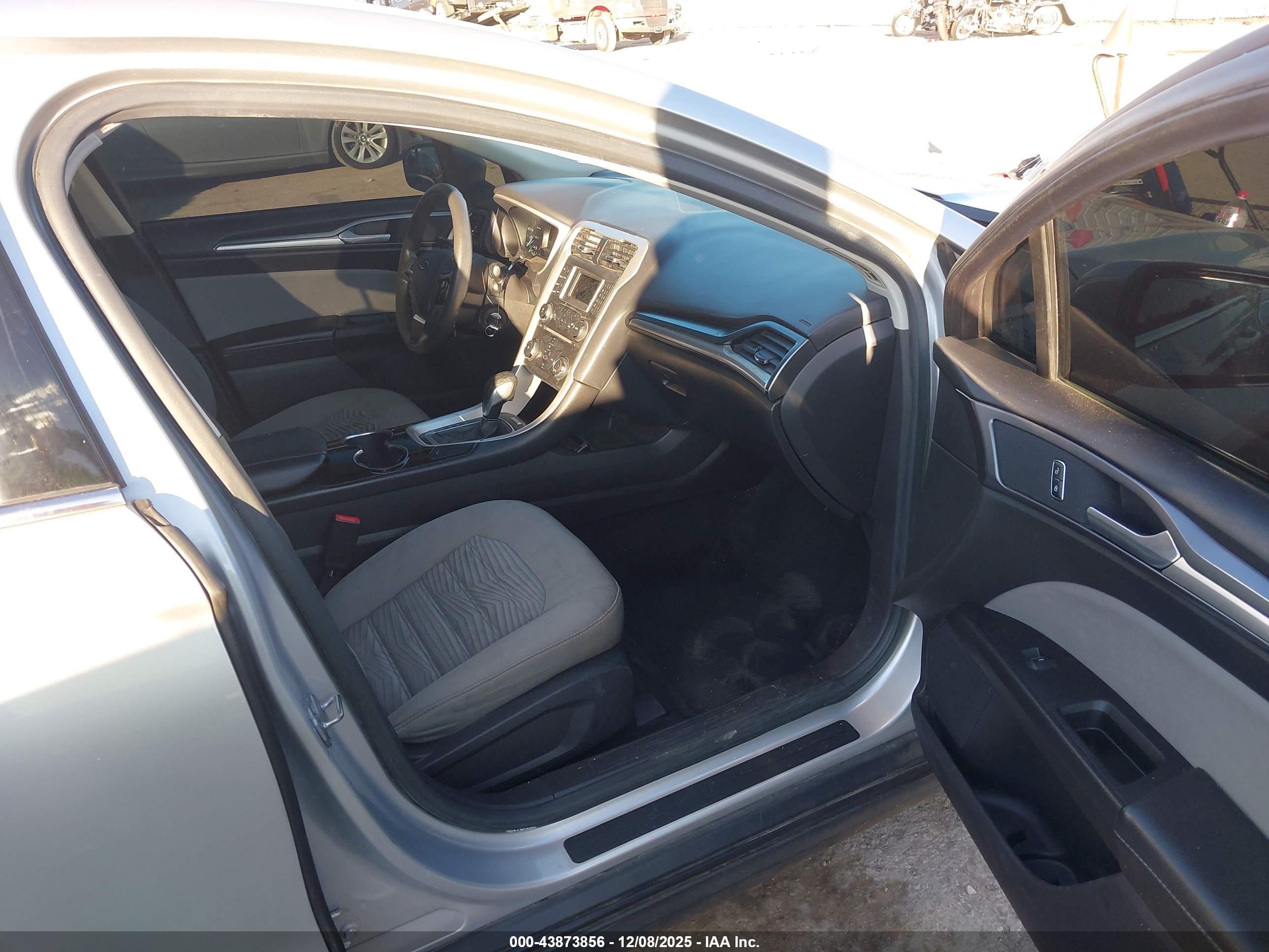 FORD FUSION image 5
