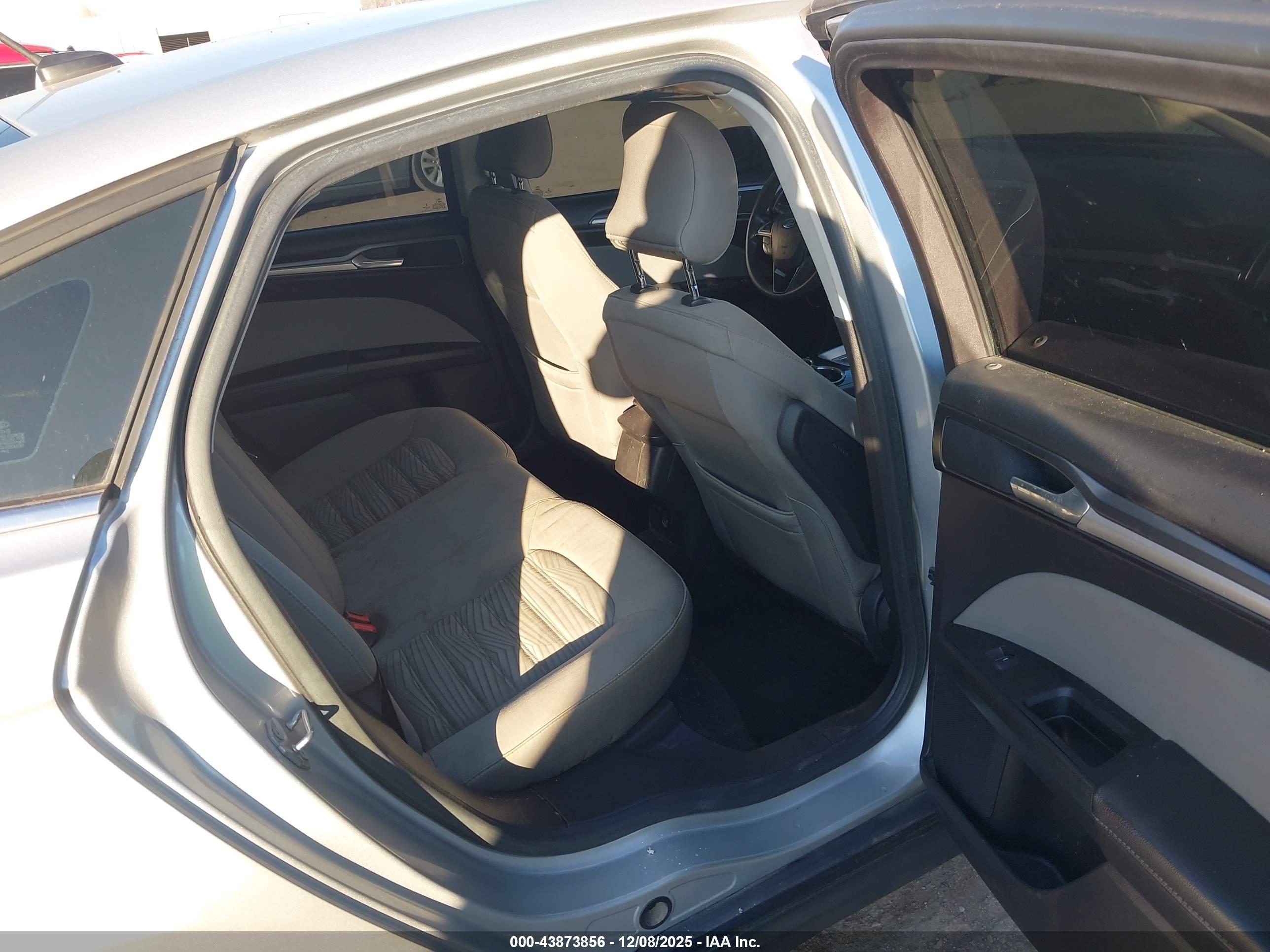 FORD FUSION image 8