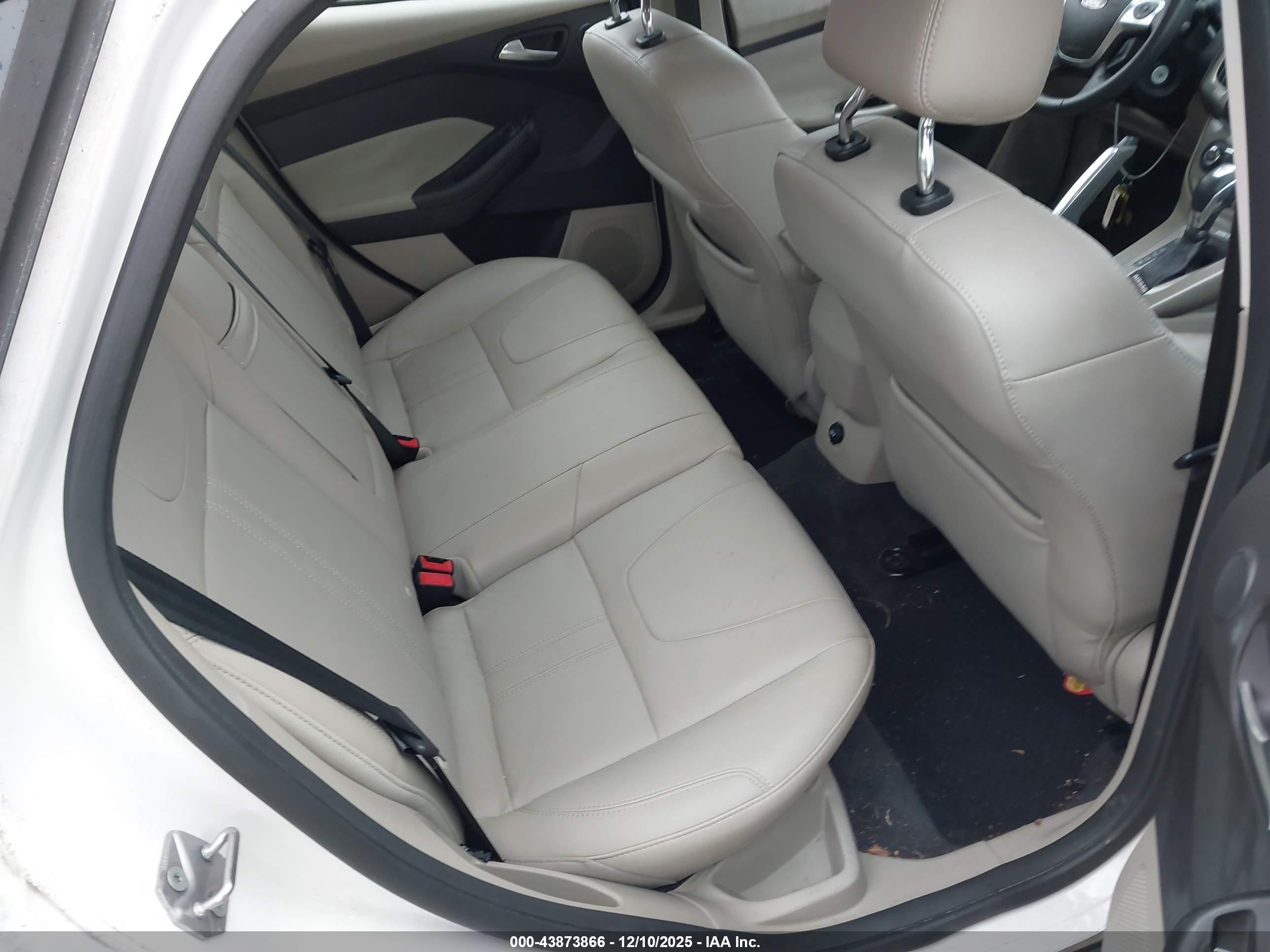 FORD FOCUS image 8