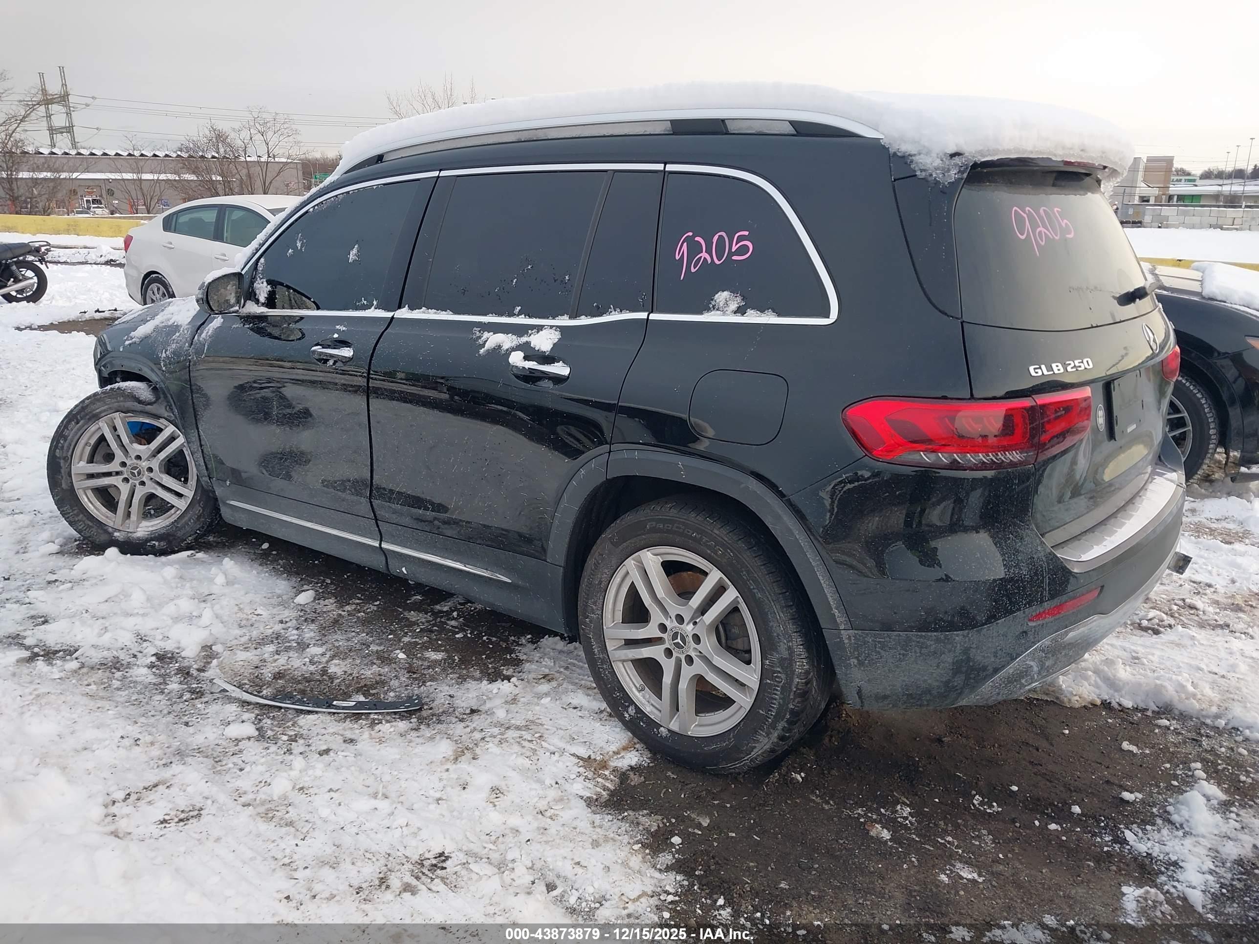 MERCEDES-BENZ GLB image 3