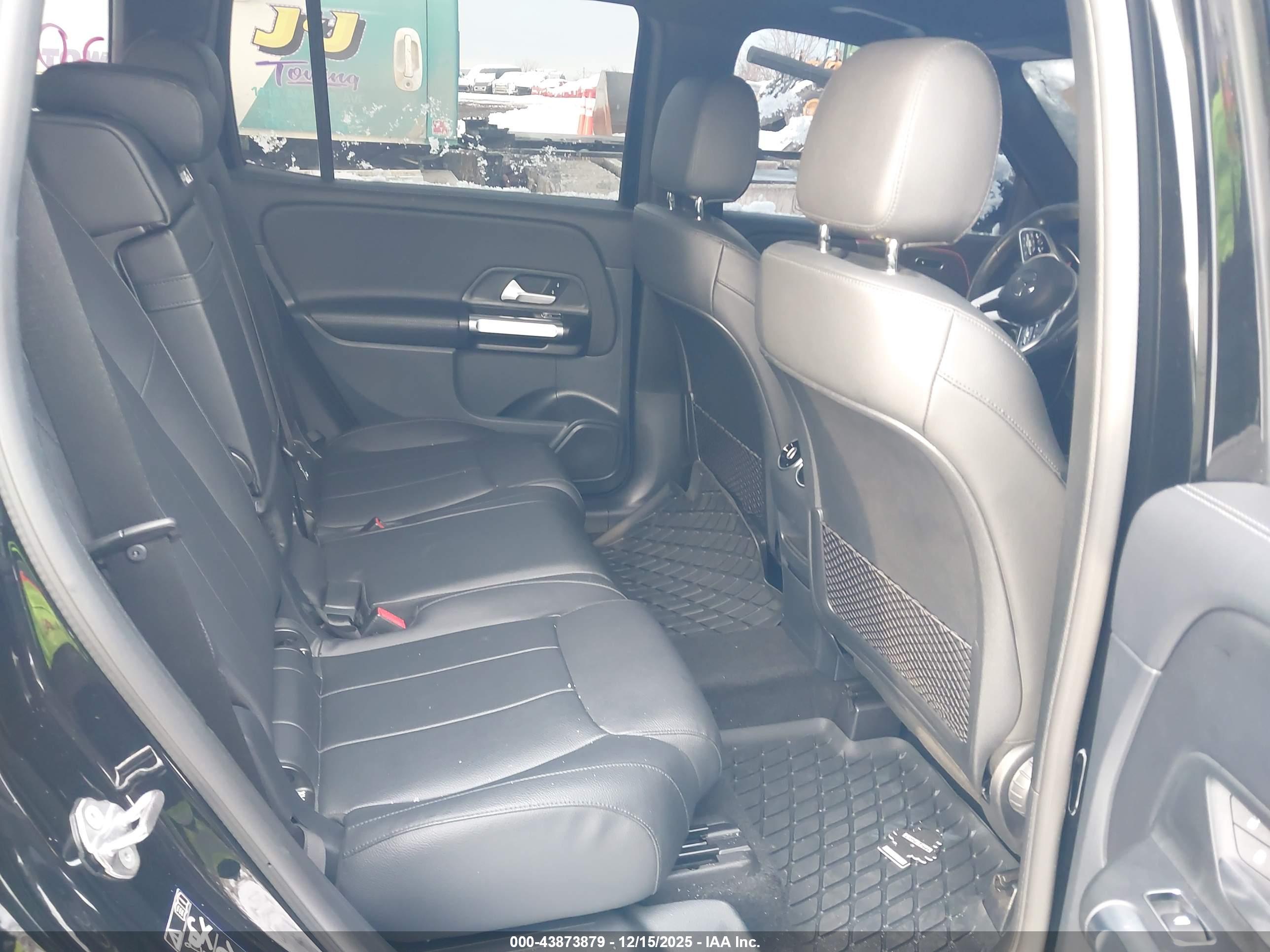MERCEDES-BENZ GLB image 8