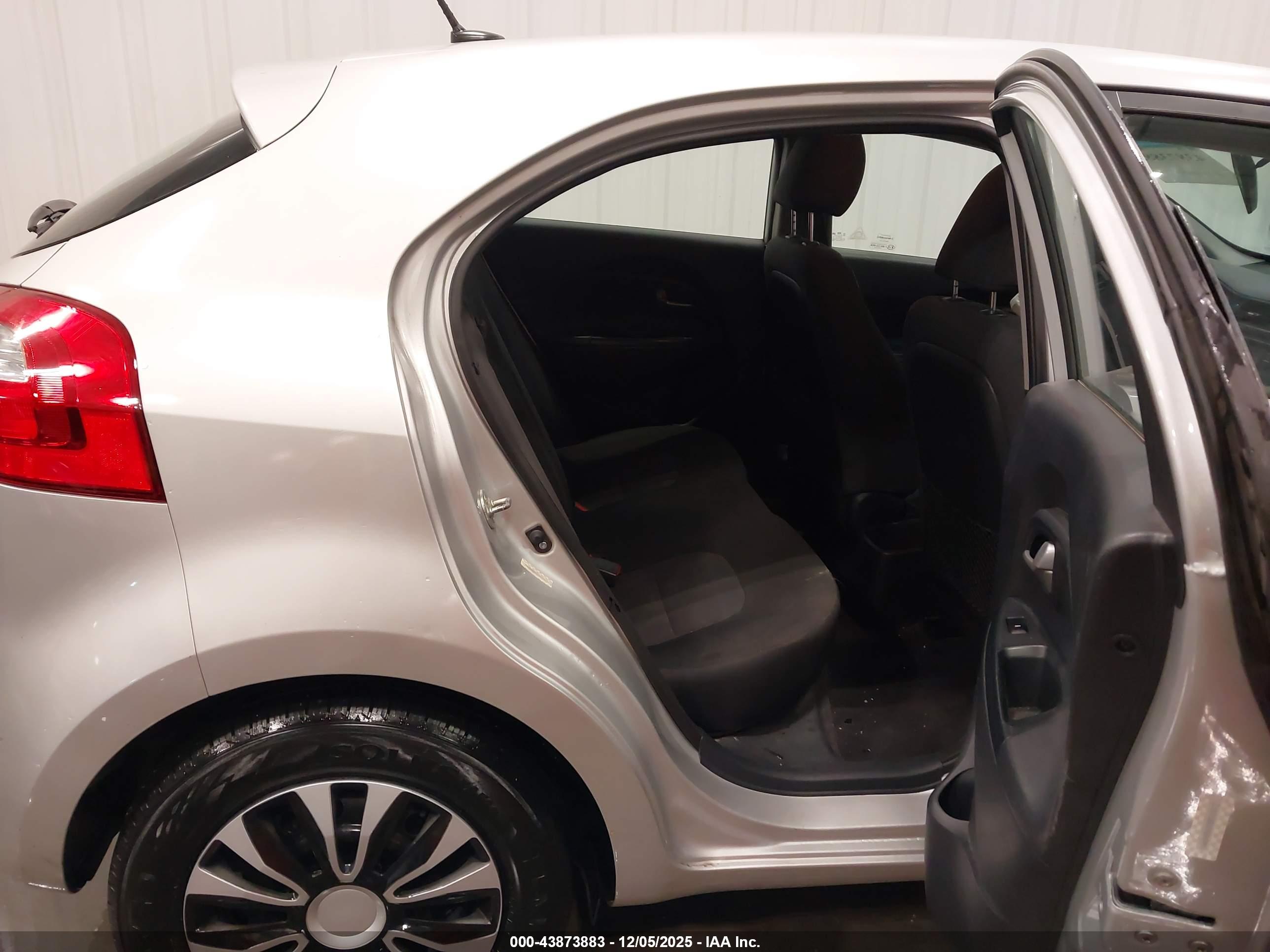 KIA RIO image 8