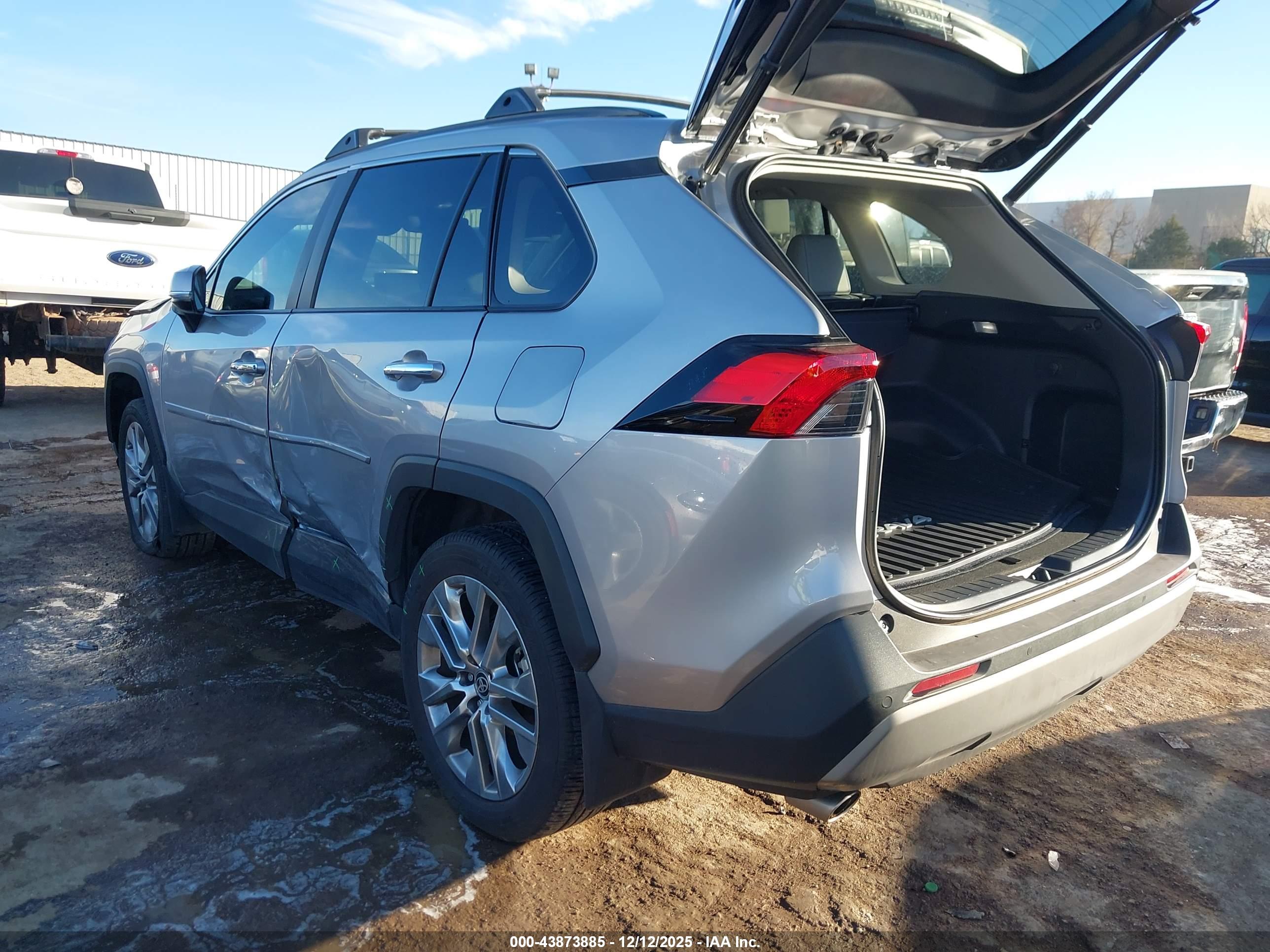 TOYOTA RAV4 image 3