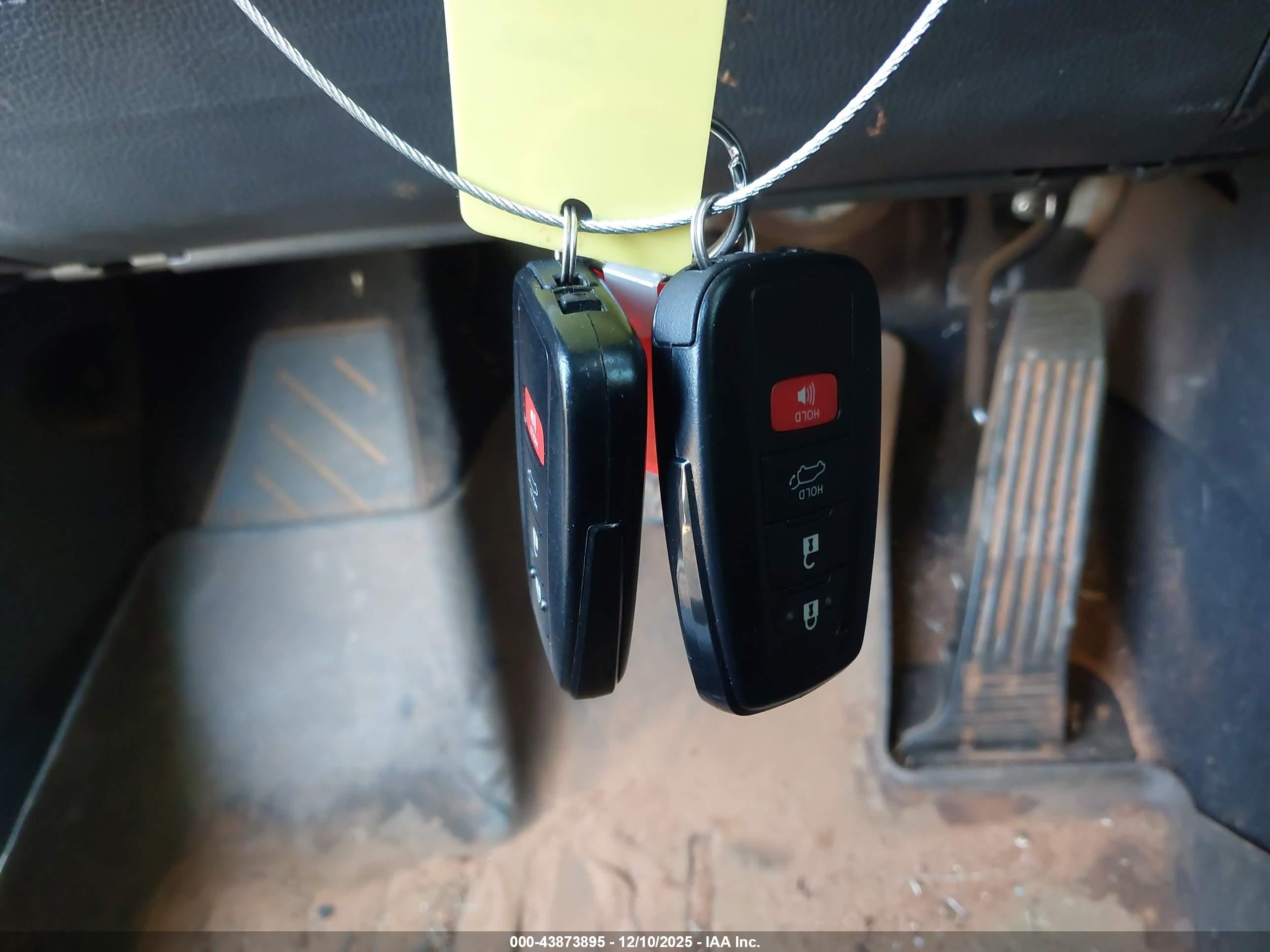 TOYOTA RAV4 image 11