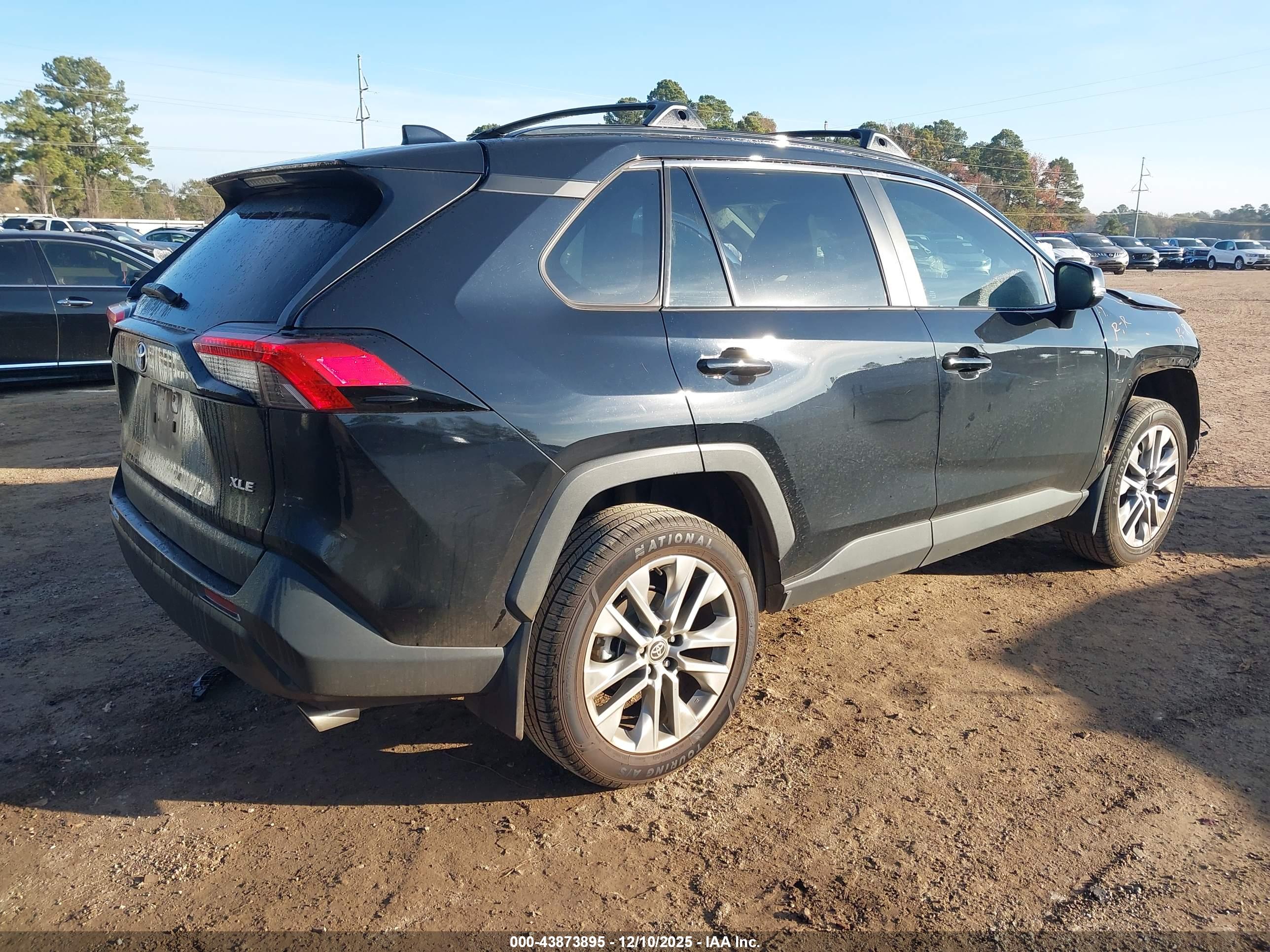 TOYOTA RAV4 image 4