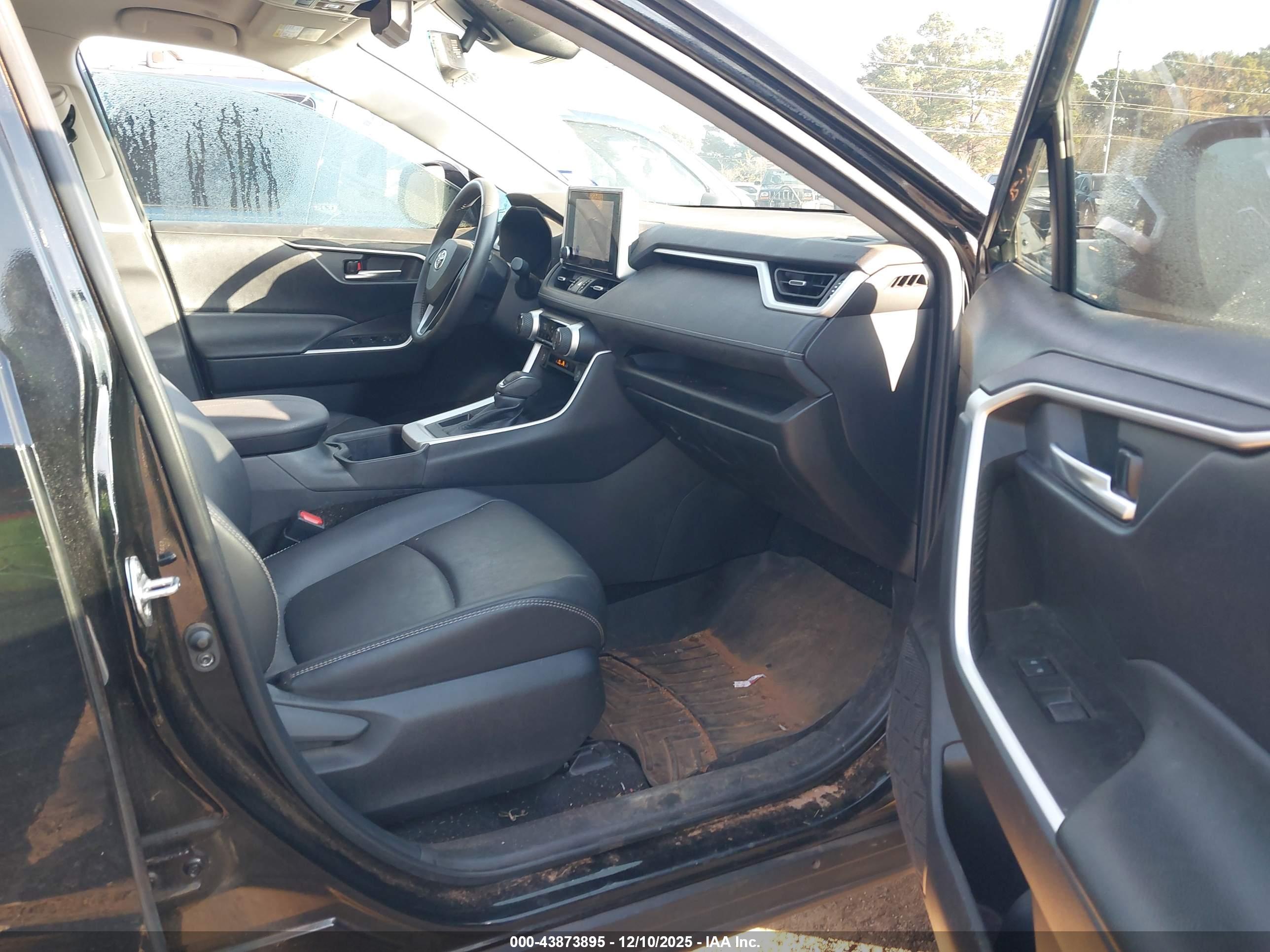 TOYOTA RAV4 image 5