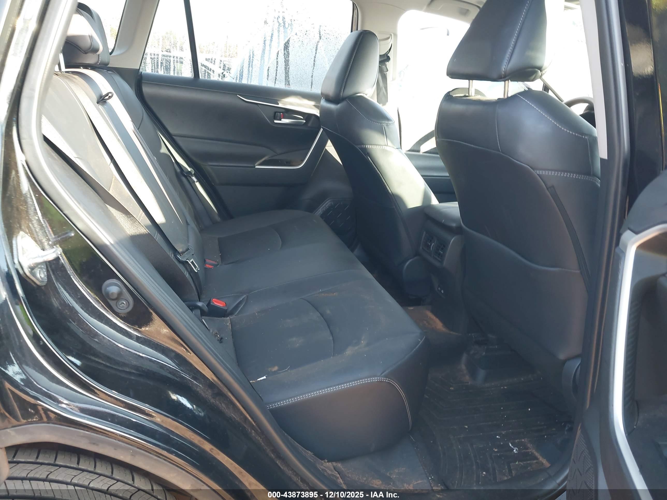 TOYOTA RAV4 image 8
