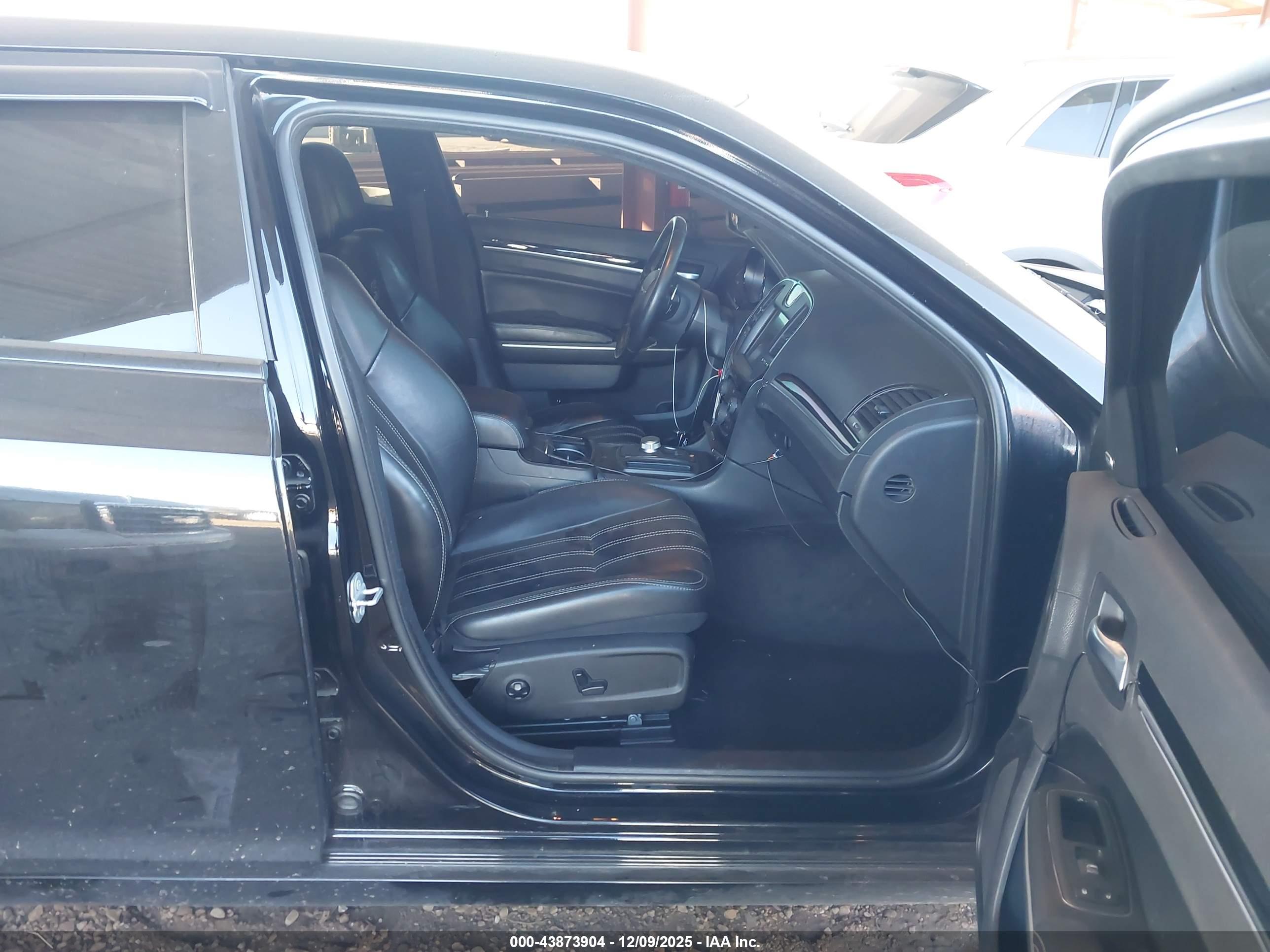 CHRYSLER 300 image 5
