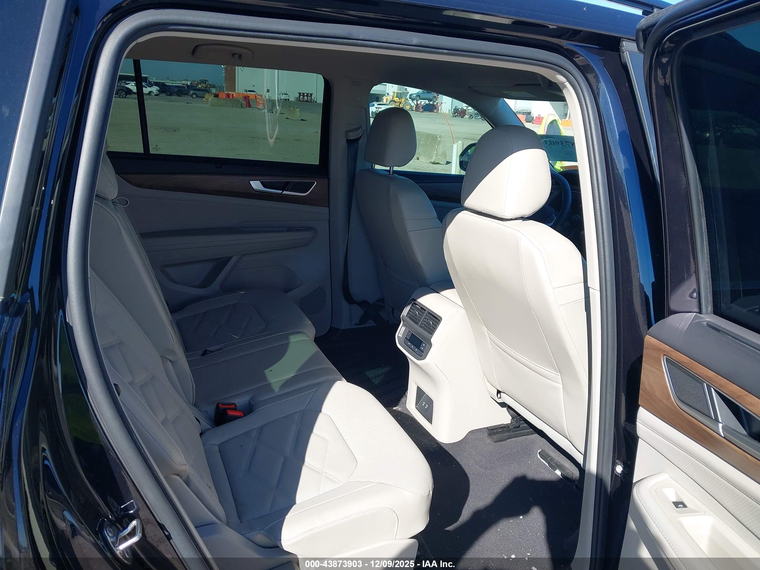 VOLKSWAGEN ATLAS image 8