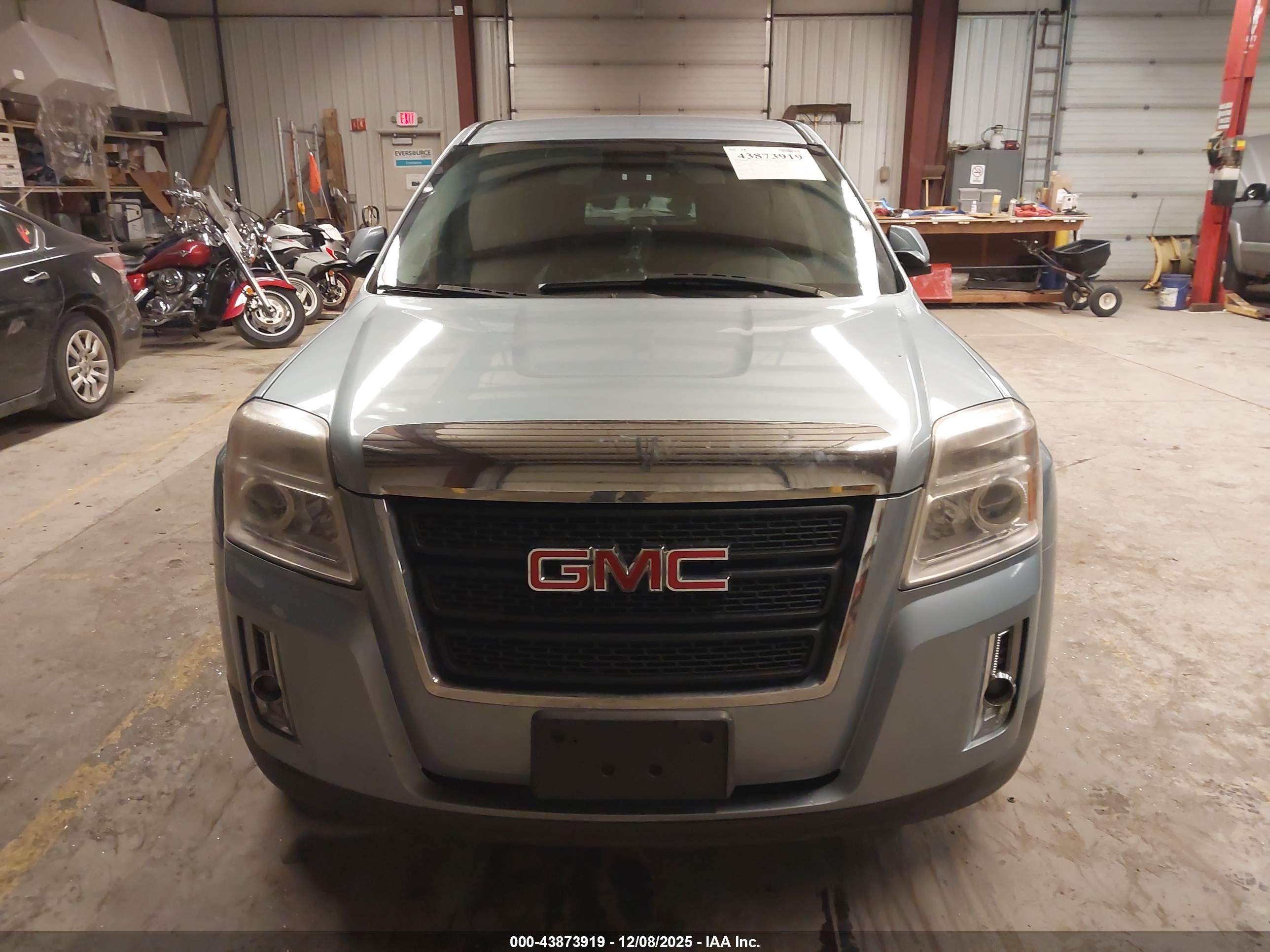 GMC TERRAIN image 6