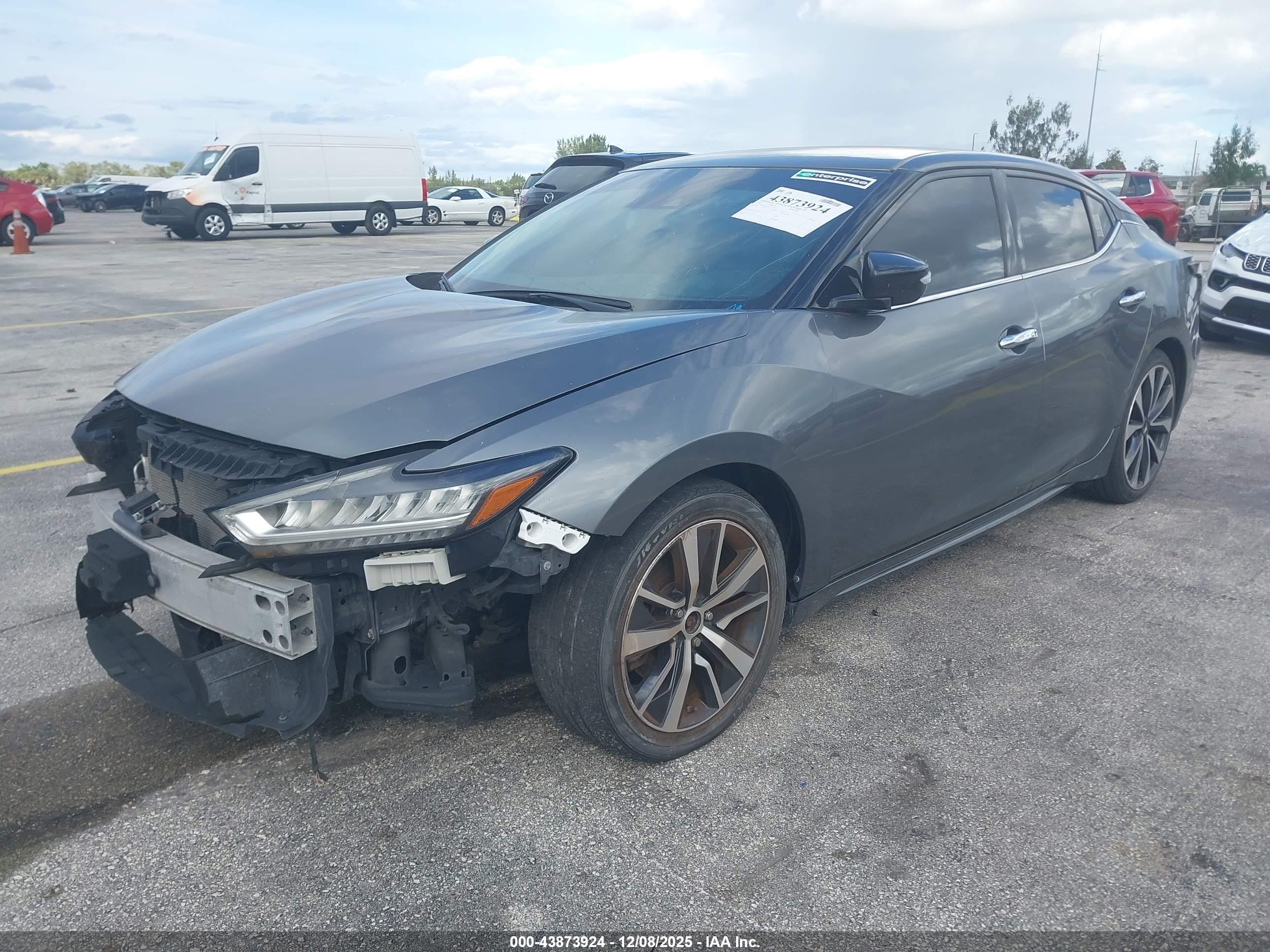 NISSAN MAXIMA image 2