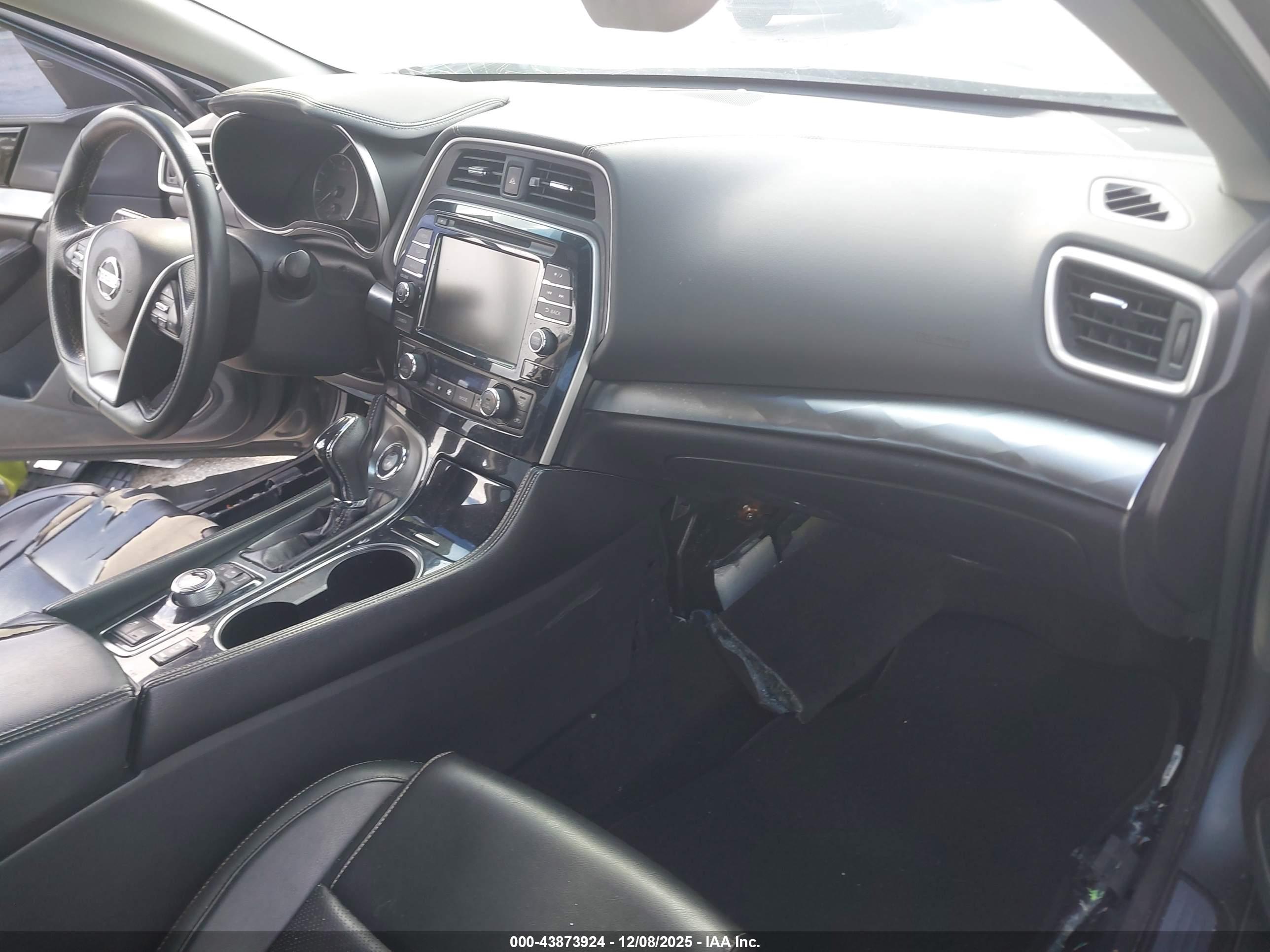 NISSAN MAXIMA image 5