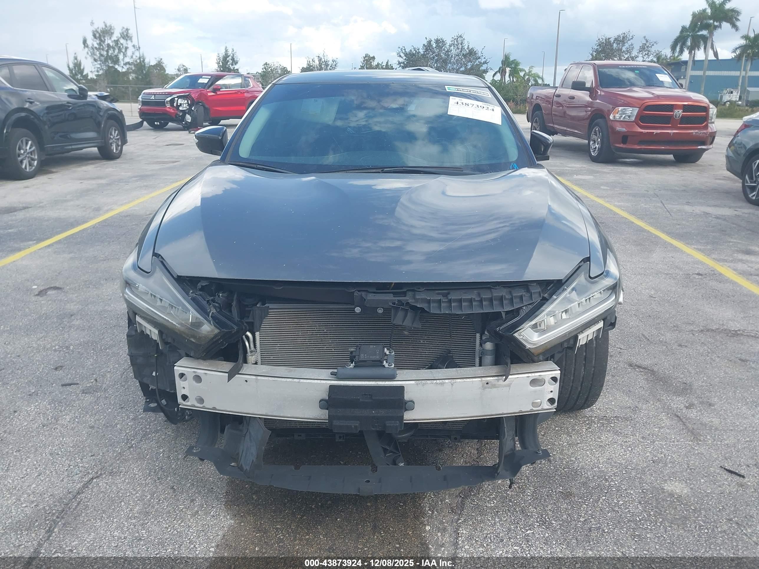 NISSAN MAXIMA image 6