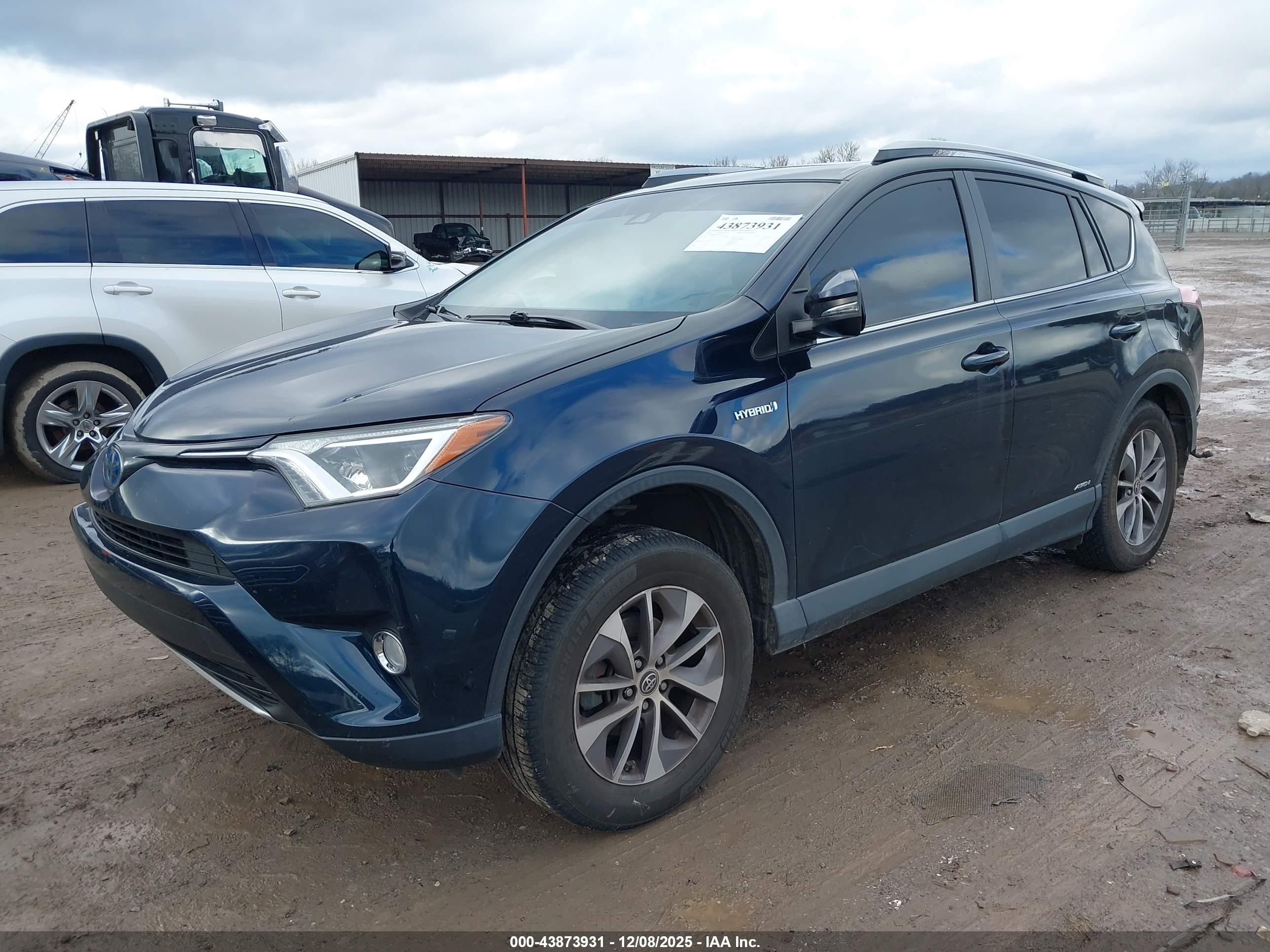TOYOTA RAV4 image 2