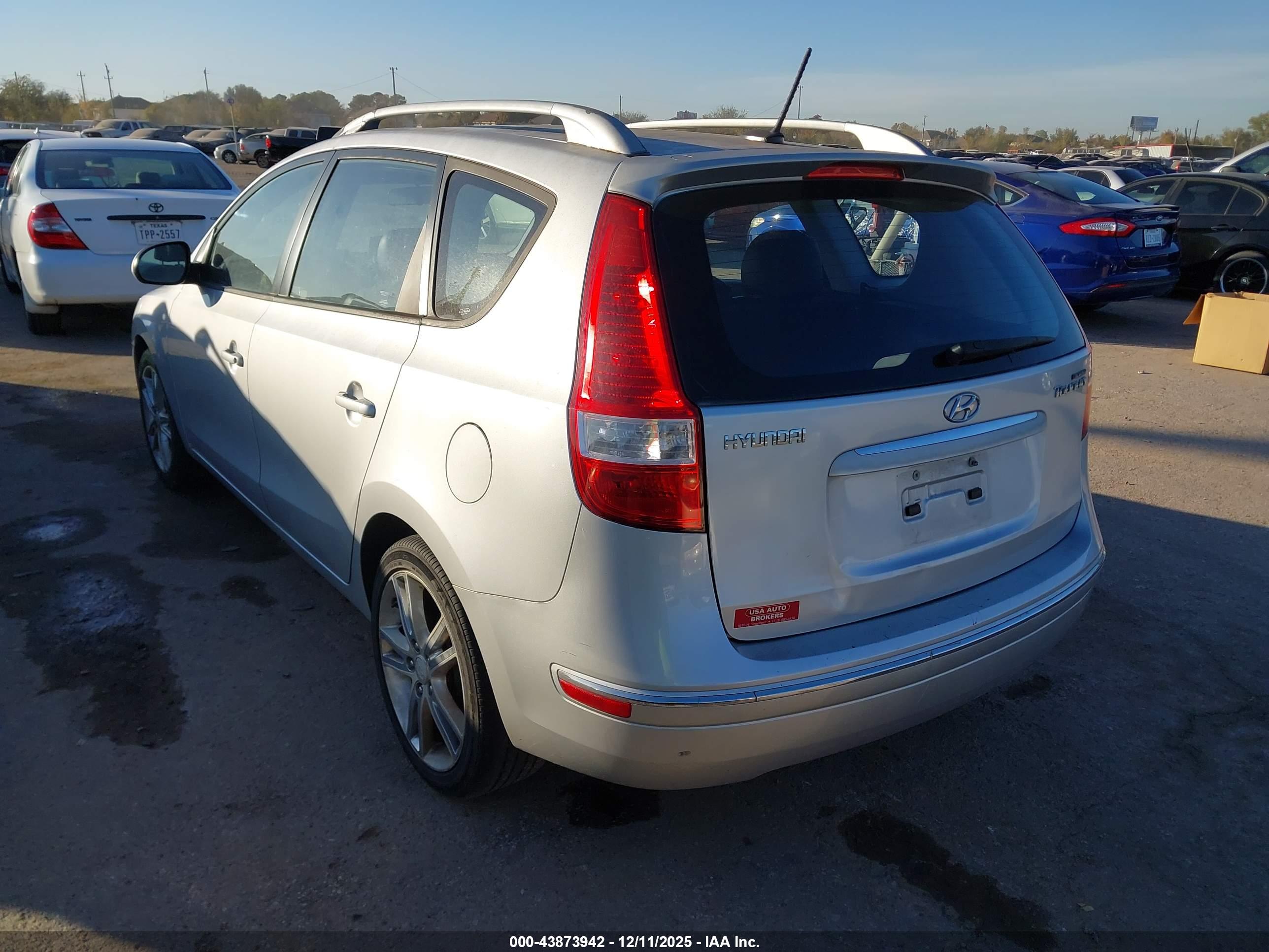 HYUNDAI ELANTRA image 3