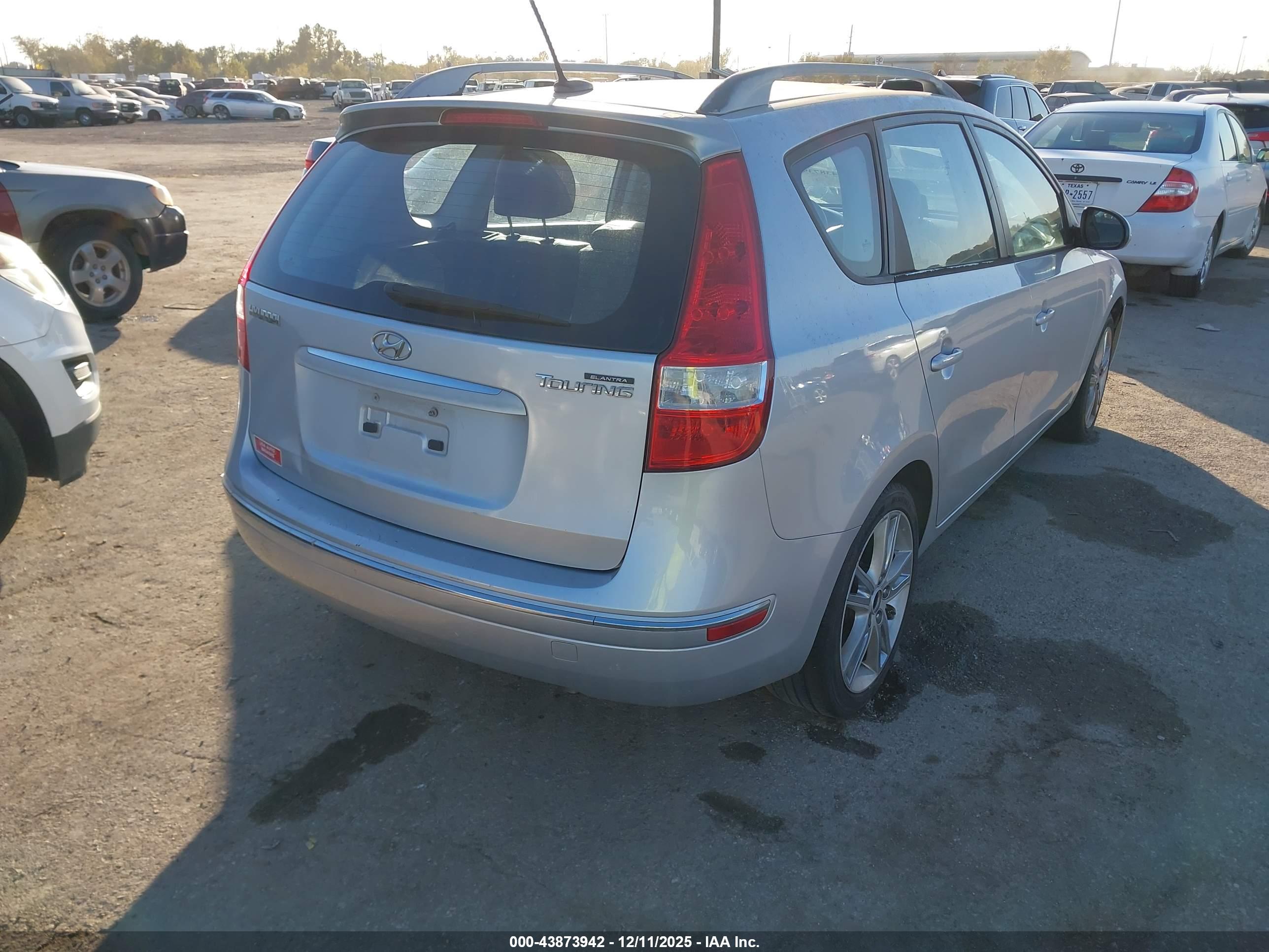 HYUNDAI ELANTRA image 4