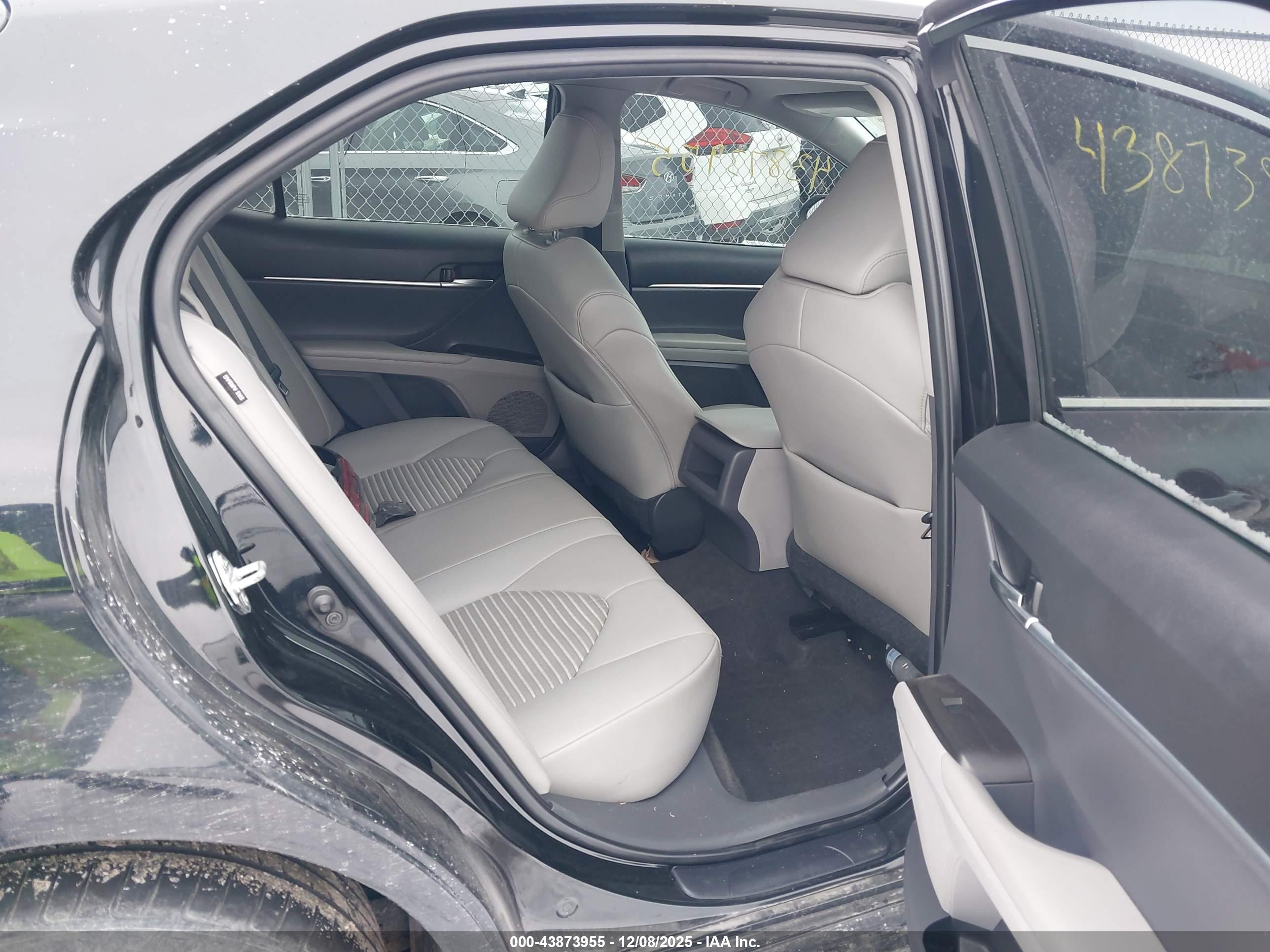 TOYOTA CAMRY image 8