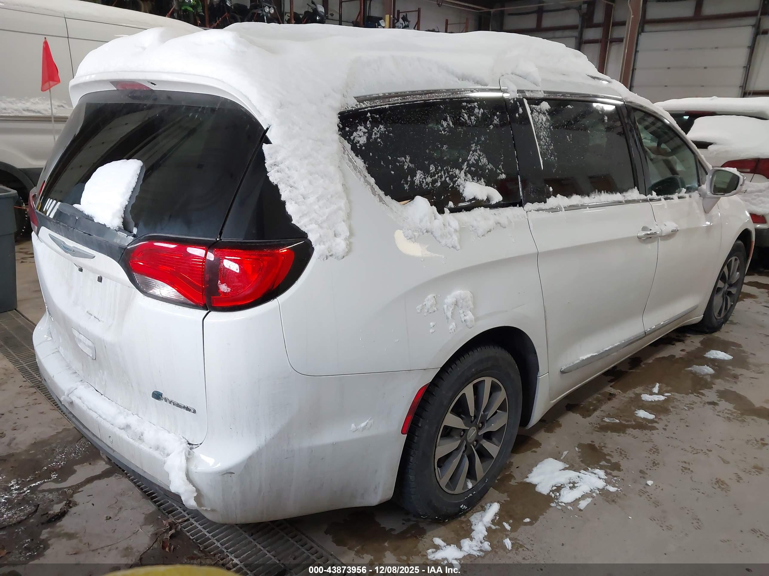 CHRYSLER PACIFICA image 4