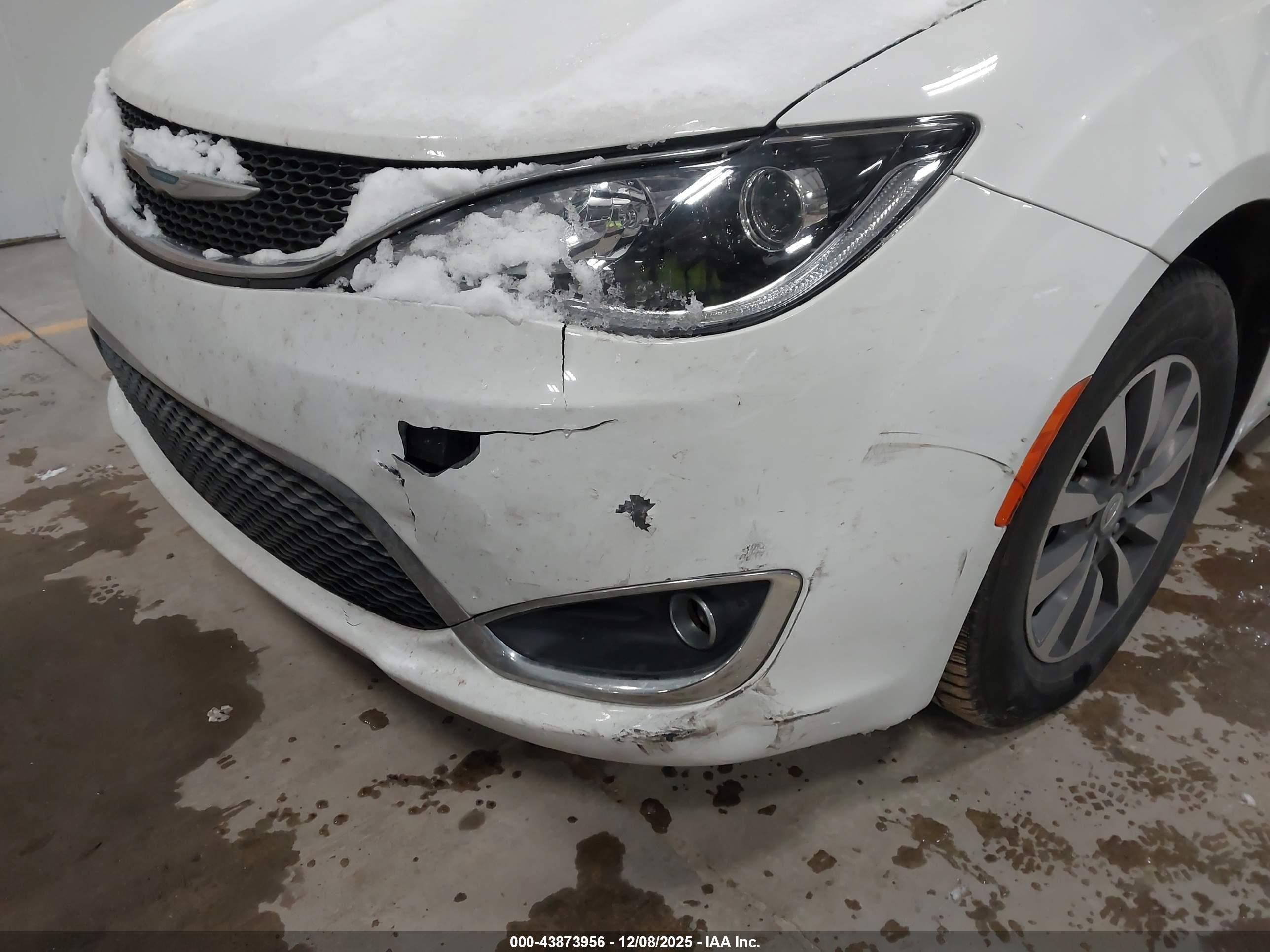 CHRYSLER PACIFICA image 6