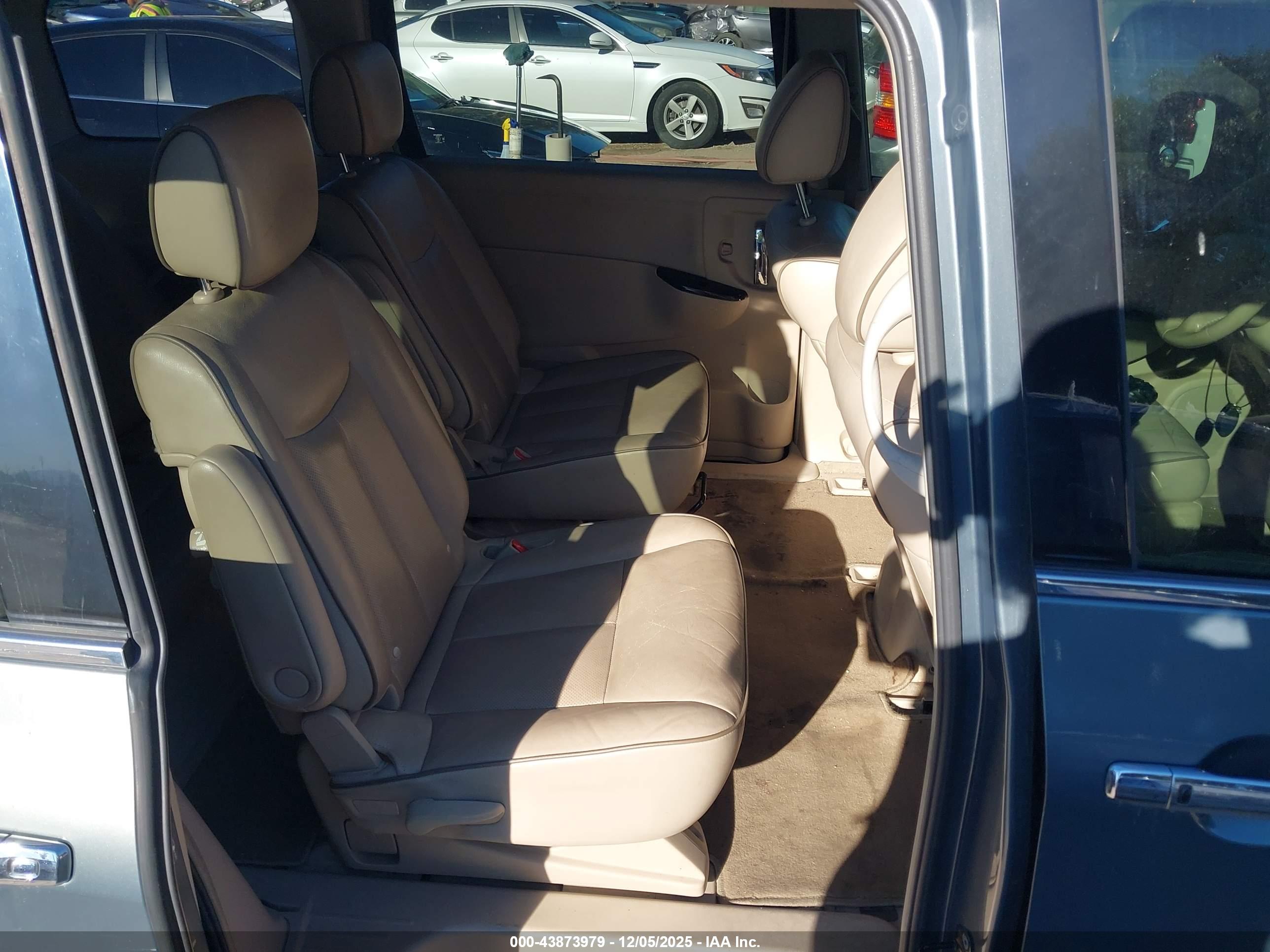 NISSAN QUEST image 8