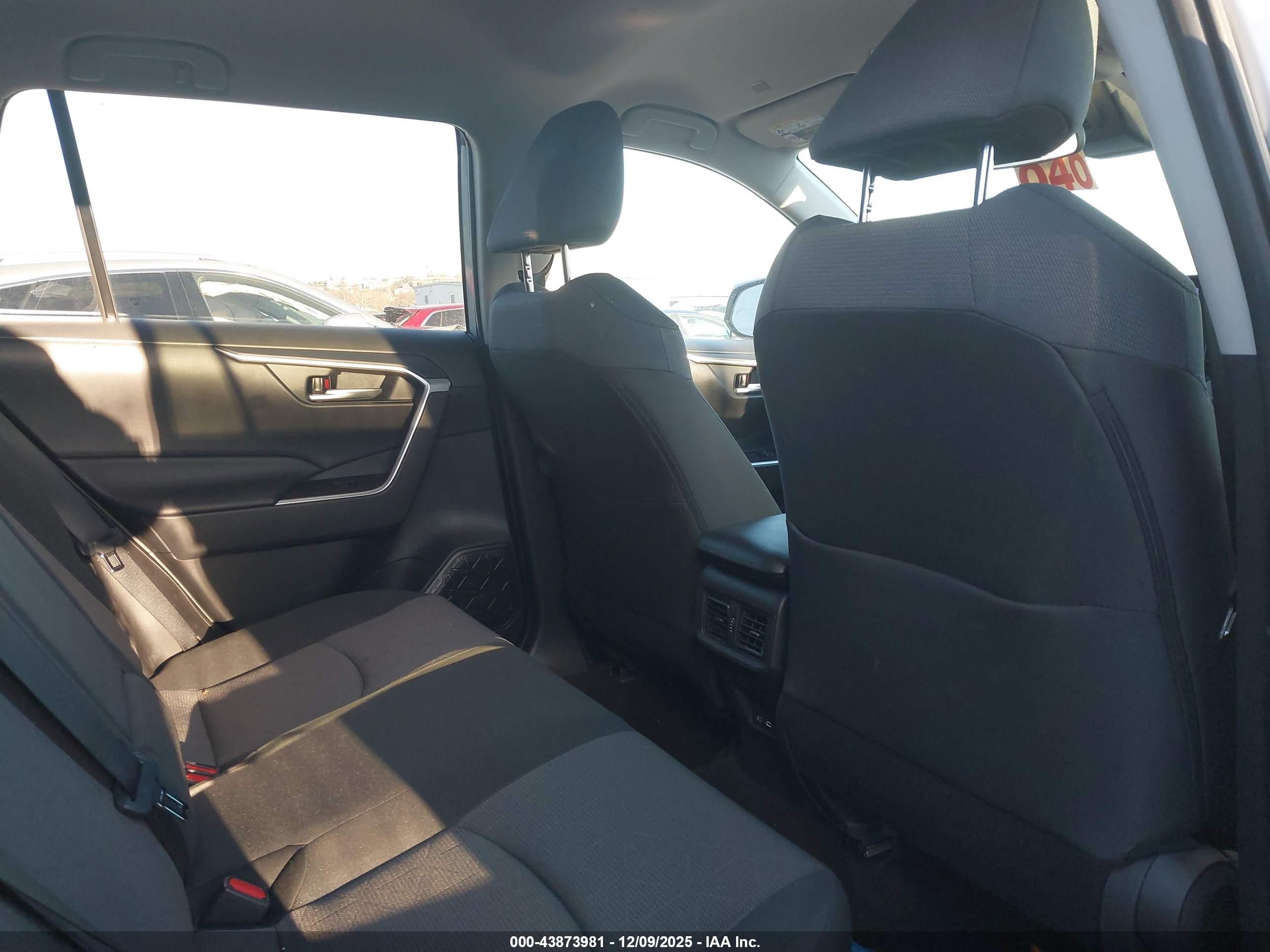 TOYOTA RAV4 image 8